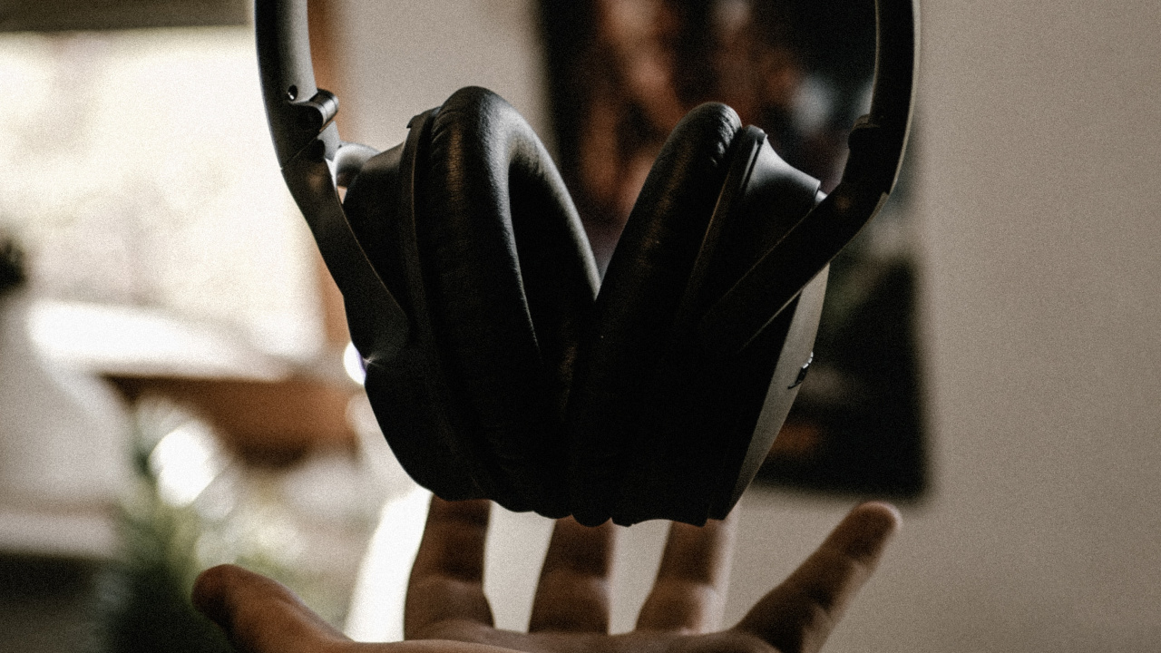 Auriculares, Equipo de Audio, Mano, Gadget, Dispositivo Electrónico. Wallpaper in 1280x720 Resolution