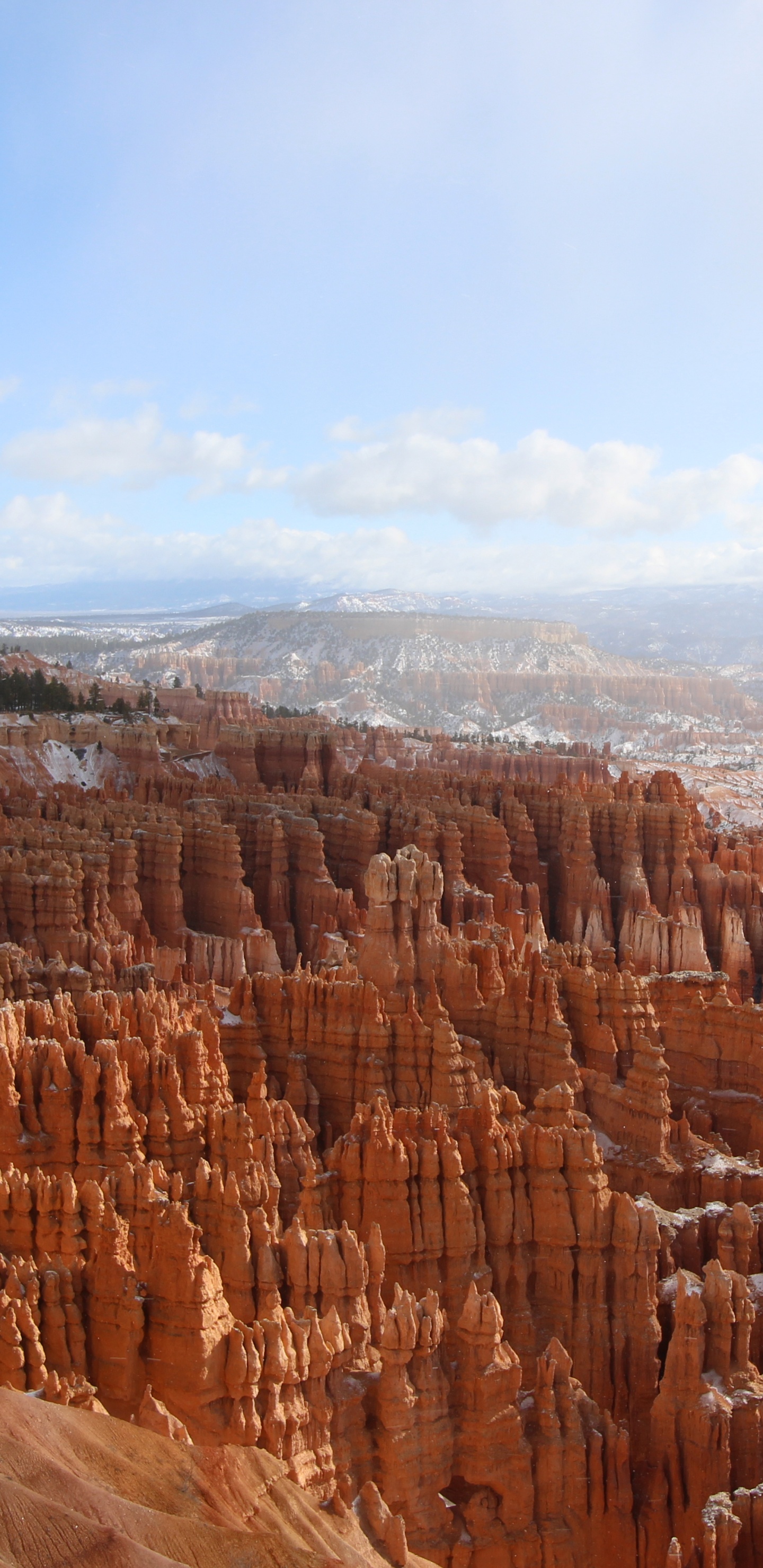 Formation de Roche Brune Sous Des Nuages Blancs Pendant la Journée. Wallpaper in 1440x2960 Resolution