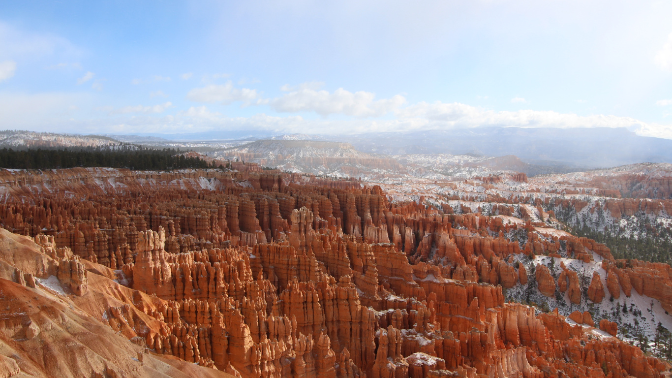 Braune Felsformation Unter Weißen Wolken Tagsüber White. Wallpaper in 1366x768 Resolution