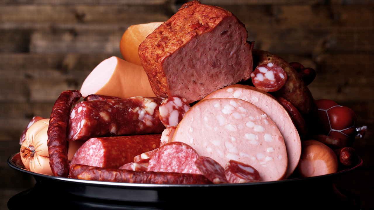 Geschnittenes Fleisch Auf Weißem Keramikteller. Wallpaper in 1280x720 Resolution