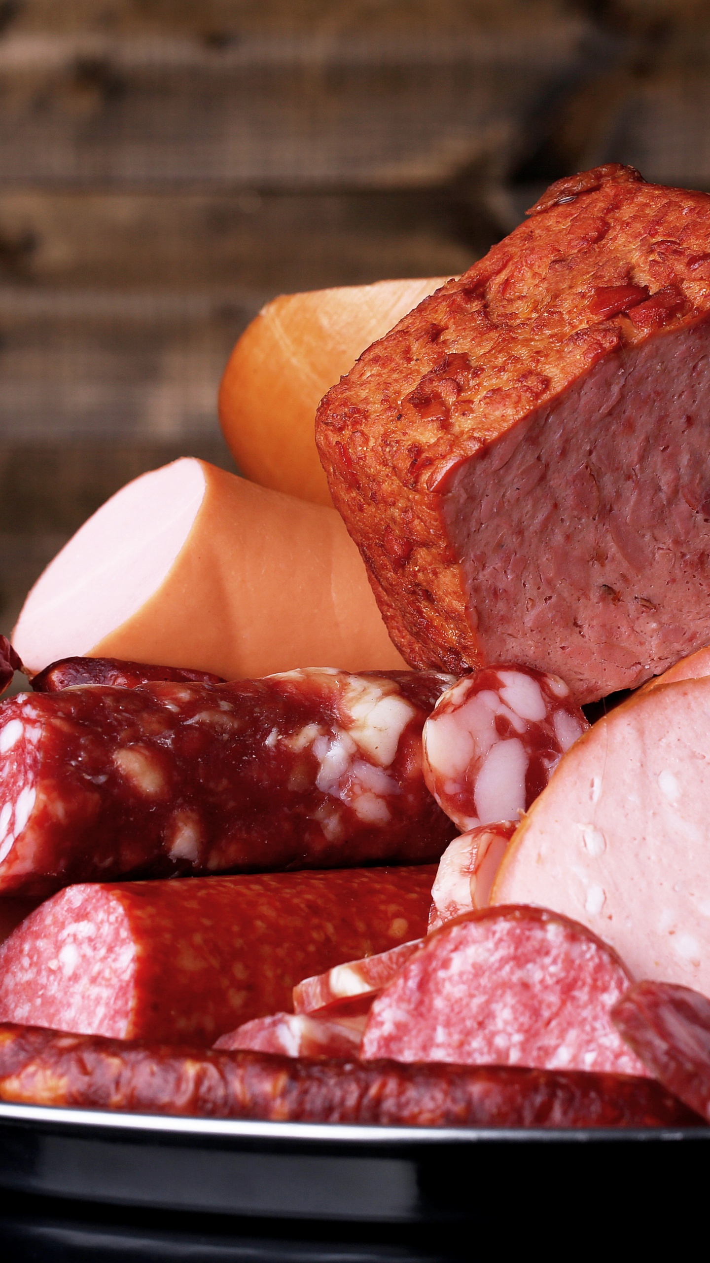 Geschnittenes Fleisch Auf Weißem Keramikteller. Wallpaper in 1440x2560 Resolution