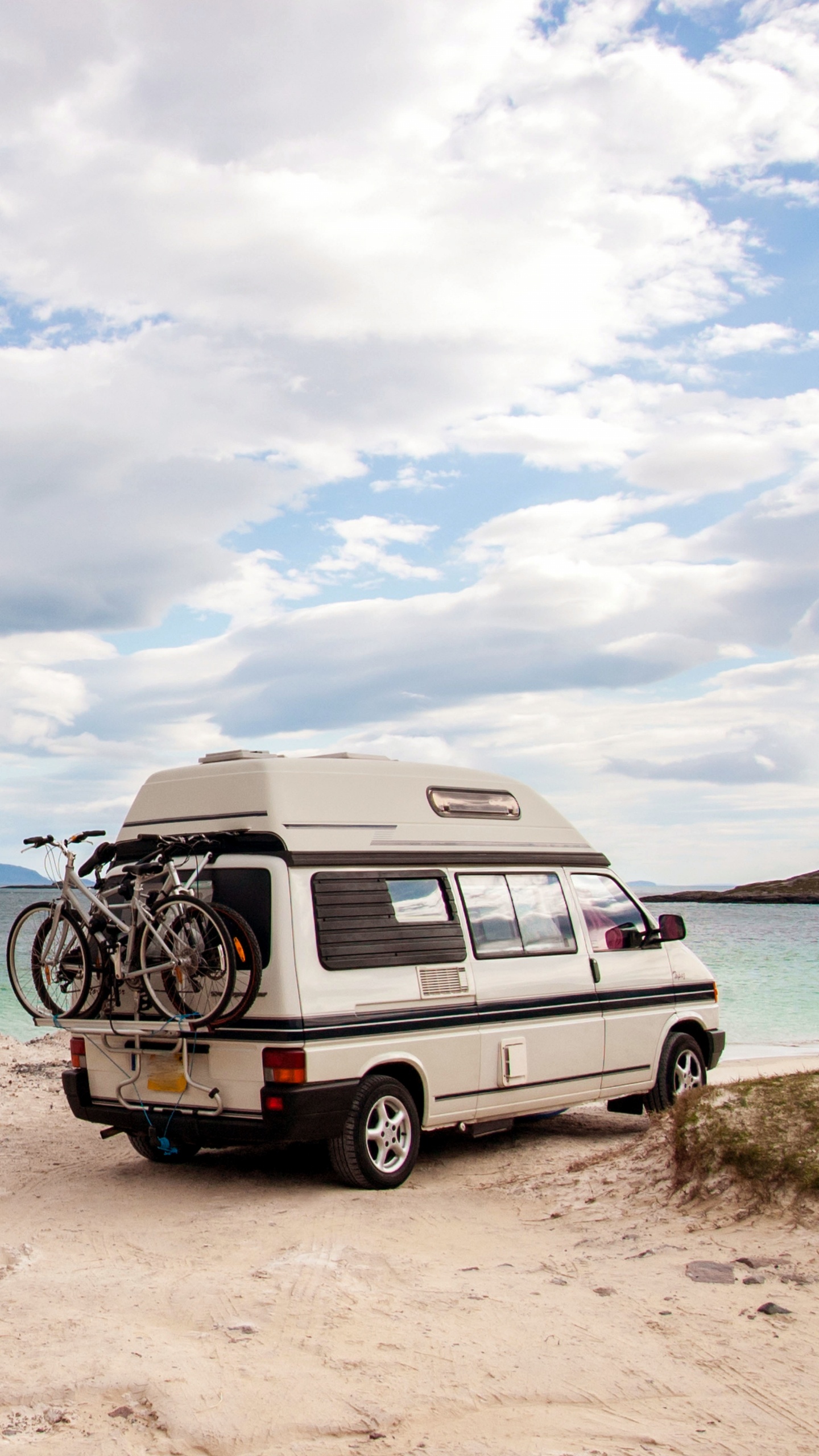 White and Black Van on Brown Sand Near Body of Water During Daytime. Wallpaper in 1440x2560 Resolution