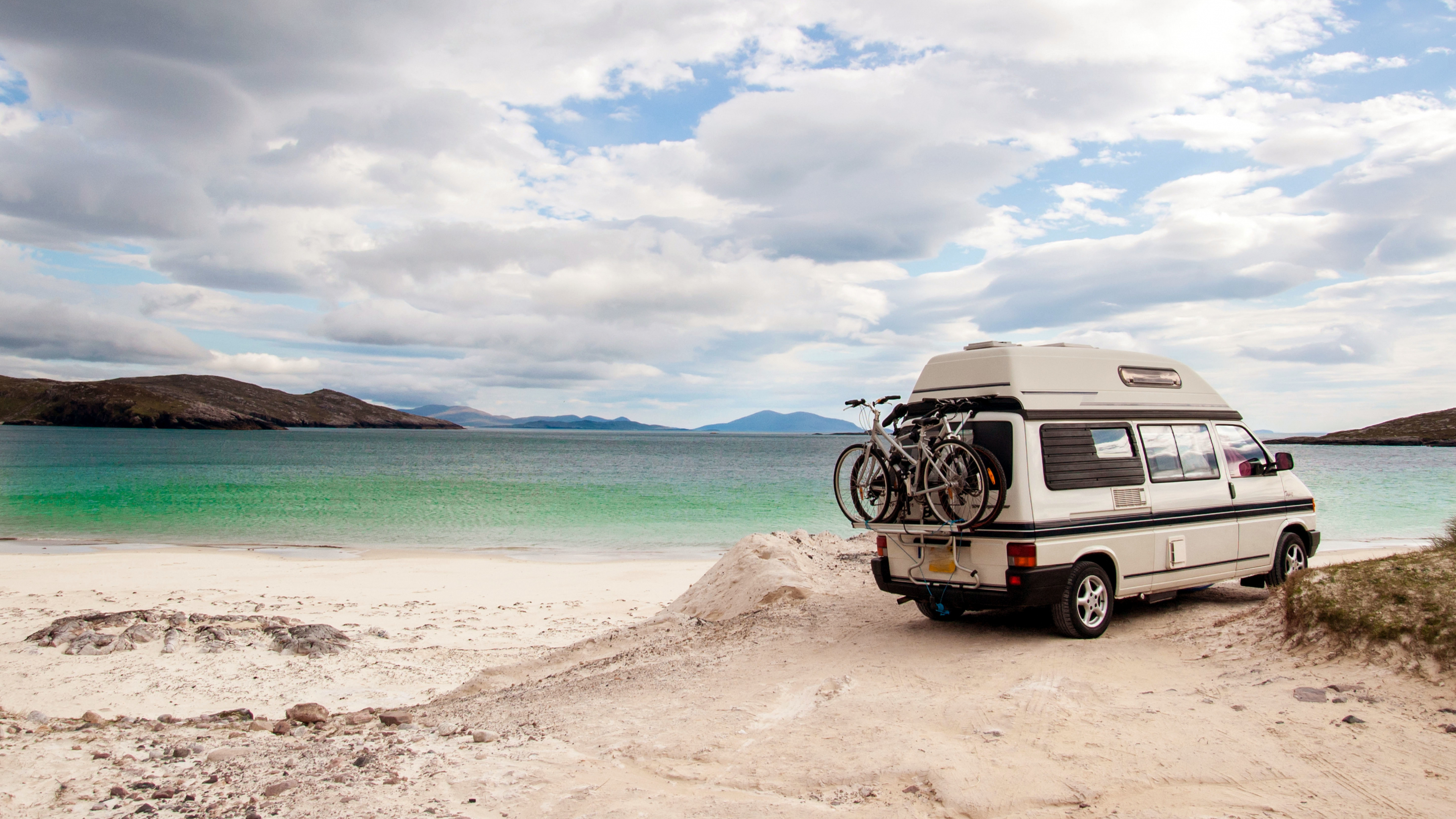 White and Black Van on Brown Sand Near Body of Water During Daytime. Wallpaper in 3840x2160 Resolution