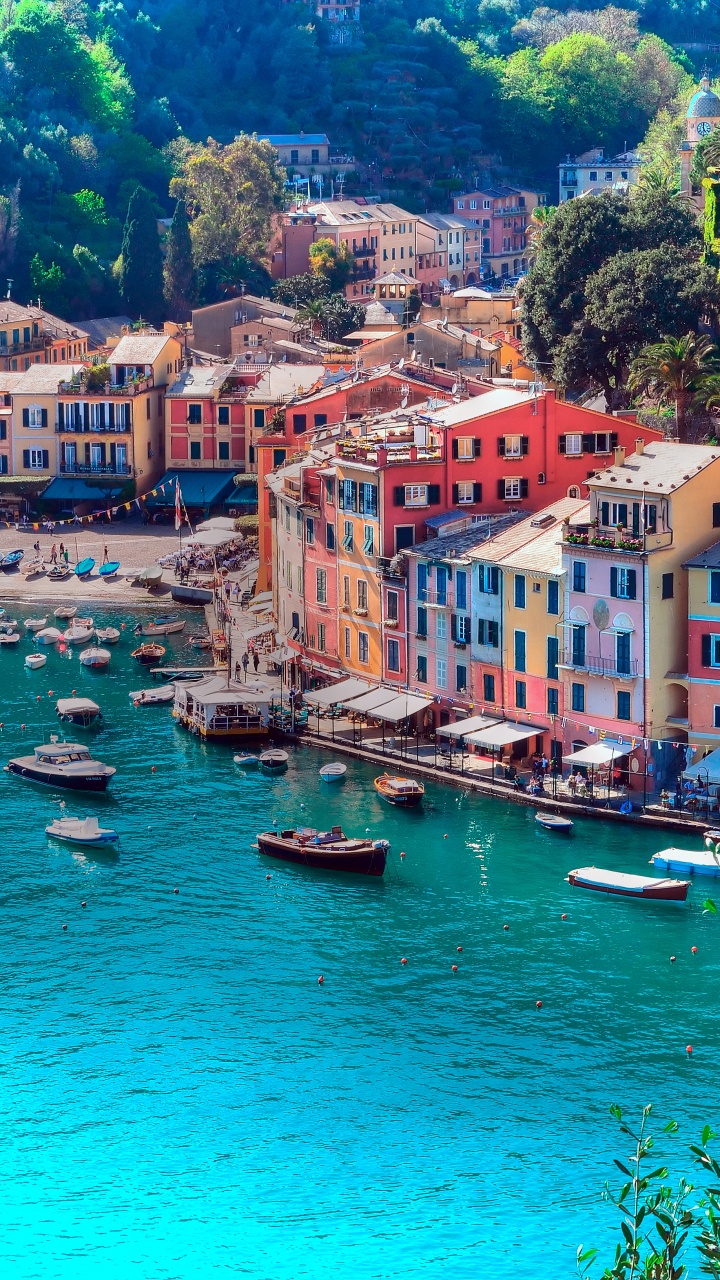Bateaux Sur L'eau Près Des Maisons Pendant la Journée. Wallpaper in 720x1280 Resolution