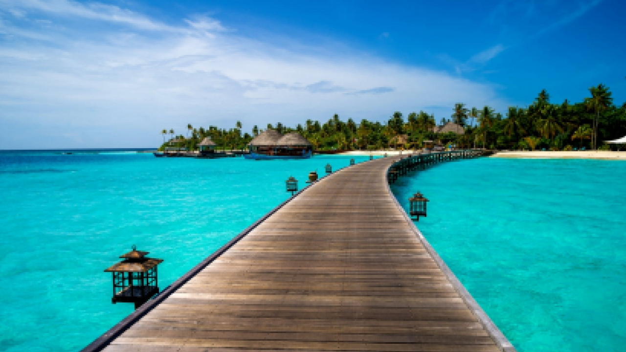 Quai en Bois Brun Sur la Mer Bleue Sous le Ciel Bleu Pendant la Journée. Wallpaper in 1280x720 Resolution