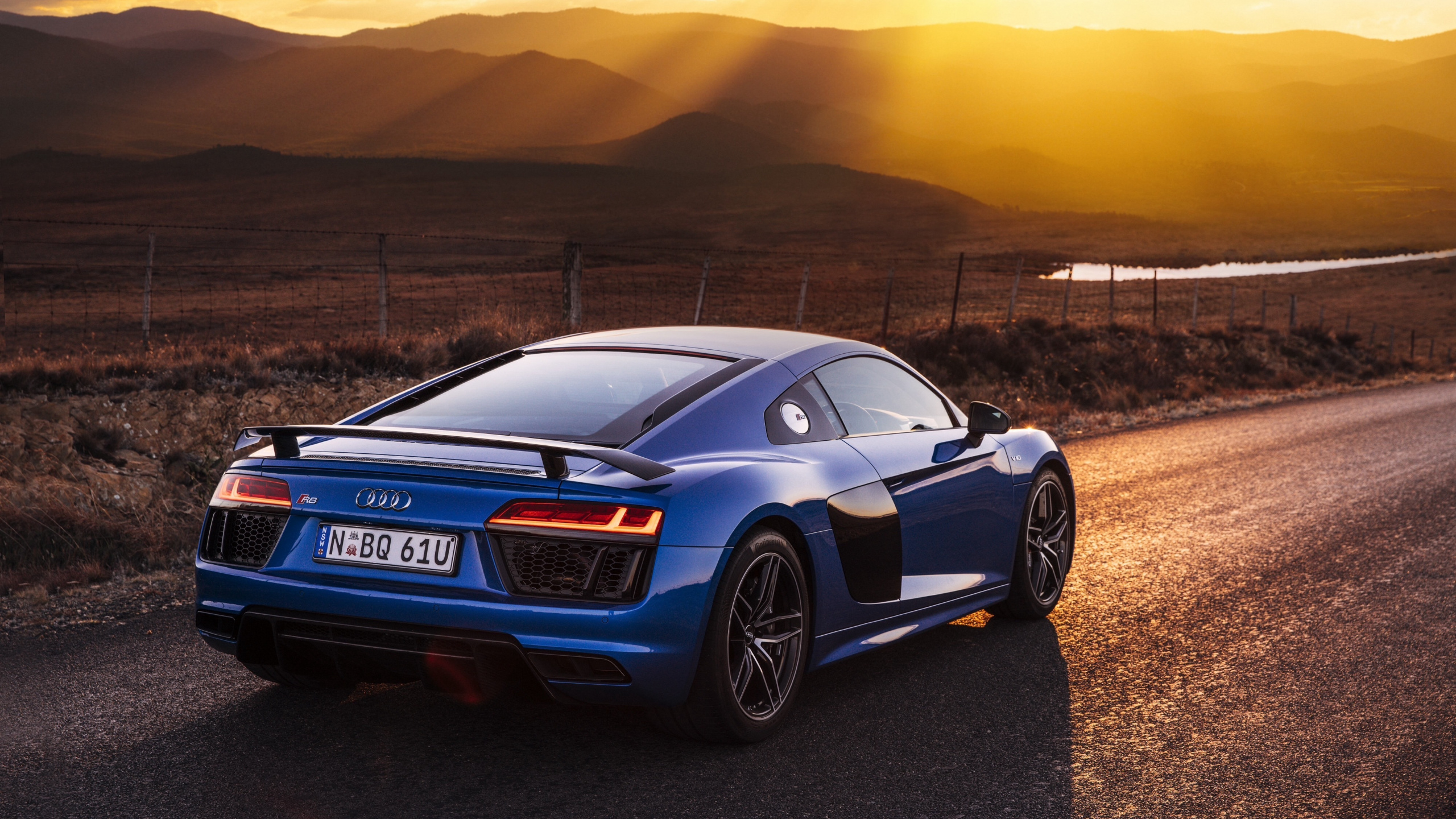 Bleu Audi r 8 Sur Route Pendant la Journée. Wallpaper in 2560x1440 Resolution