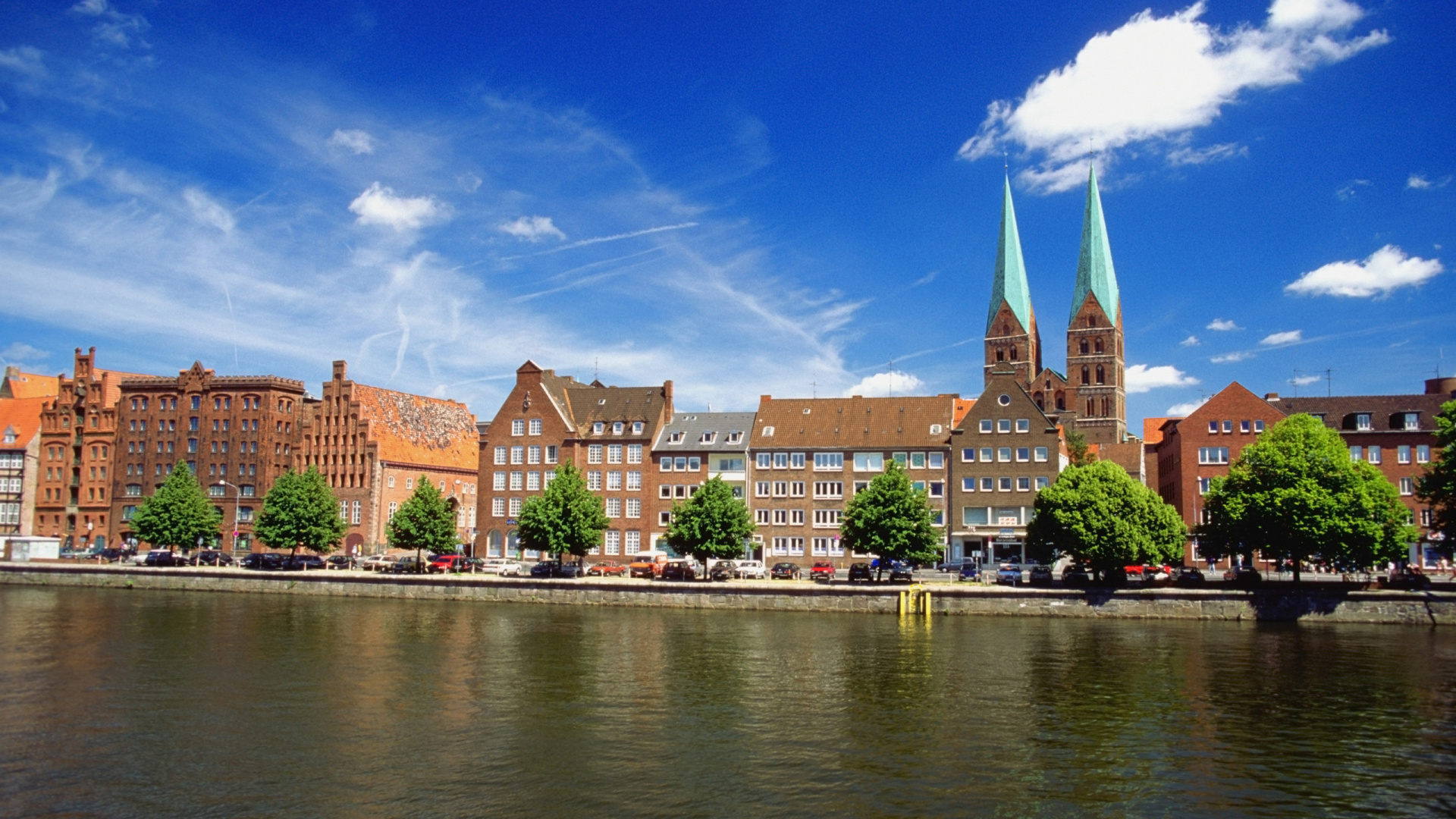 Braunes Betongebäude in Der Nähe Von Gewässern Unter Blauem Himmel Tagsüber. Wallpaper in 1920x1080 Resolution