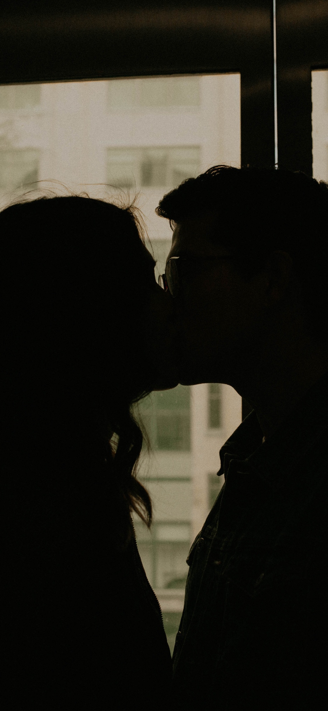 Silueta, Beso, Romanticismo, Negro, Instantánea. Wallpaper in 1125x2436 Resolution