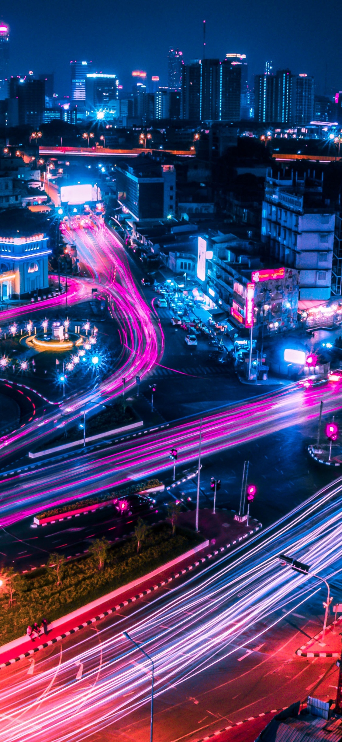 Zeitrafferfotografie Der Stadt Während Der Nachtzeit. Wallpaper in 1125x2436 Resolution