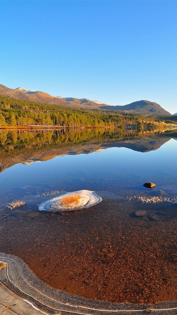 Plan D'eau Près de la Montagne Pendant la Journée. Wallpaper in 720x1280 Resolution