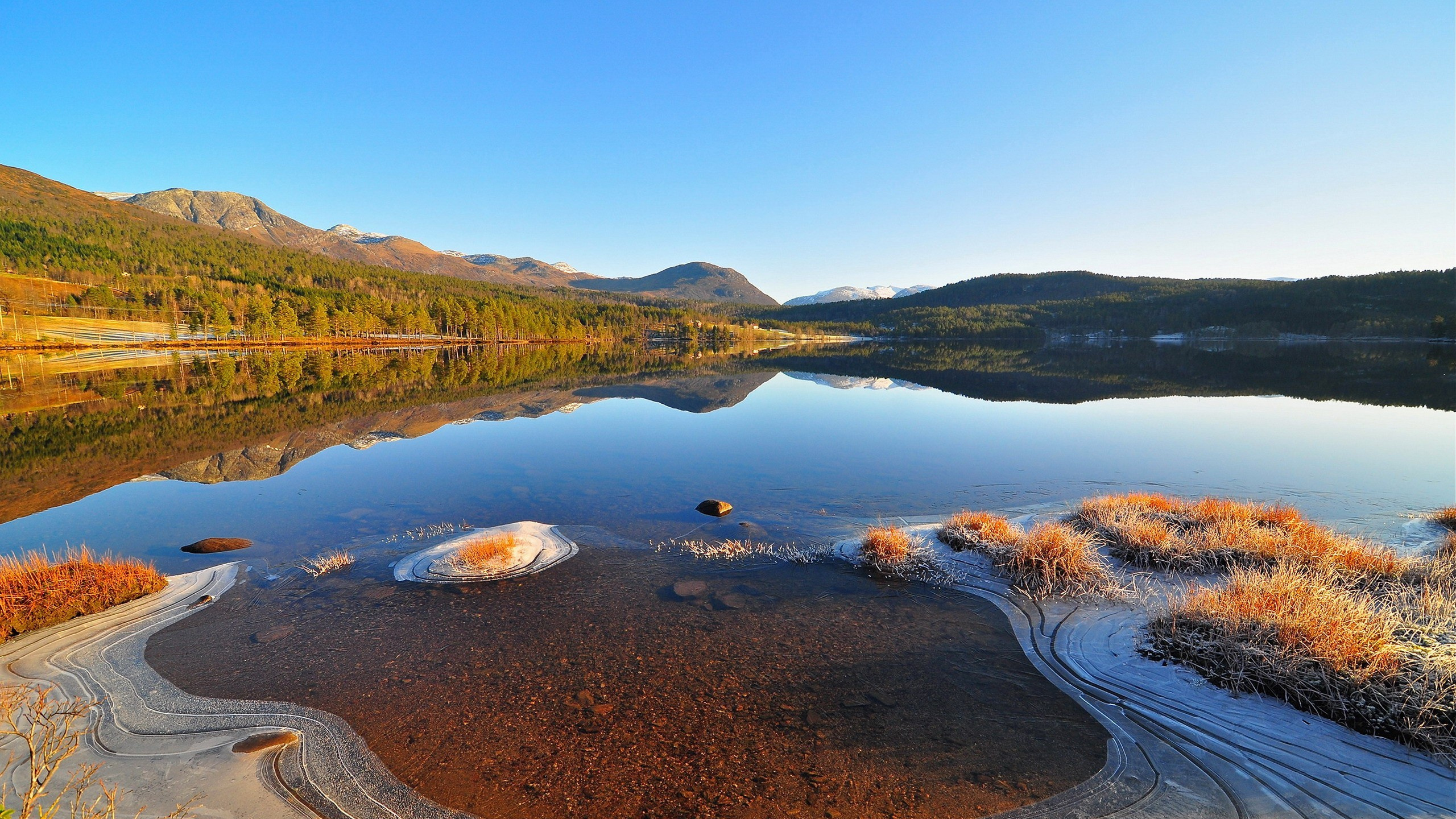 Gewässer in Der Nähe Des Berges Tagsüber. Wallpaper in 2560x1440 Resolution