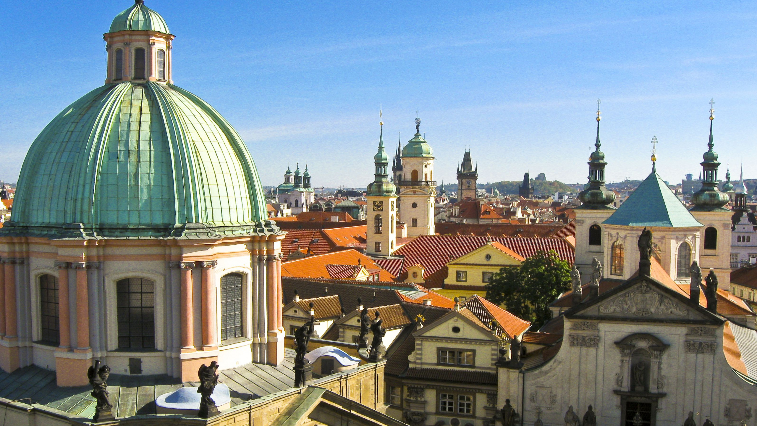 Grün-weißes Kuppelgebäude. Wallpaper in 2560x1440 Resolution