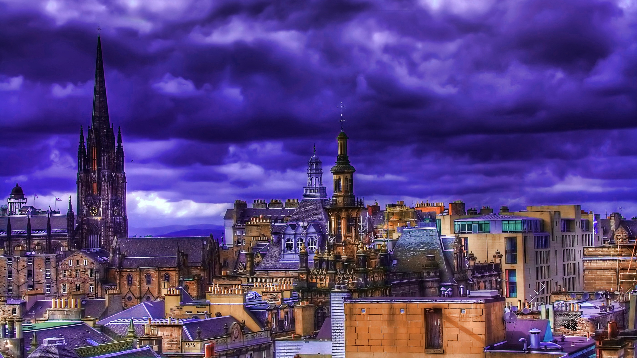 Bâtiment en Béton Brun et Blanc Sous Des Nuages Gris. Wallpaper in 2560x1440 Resolution