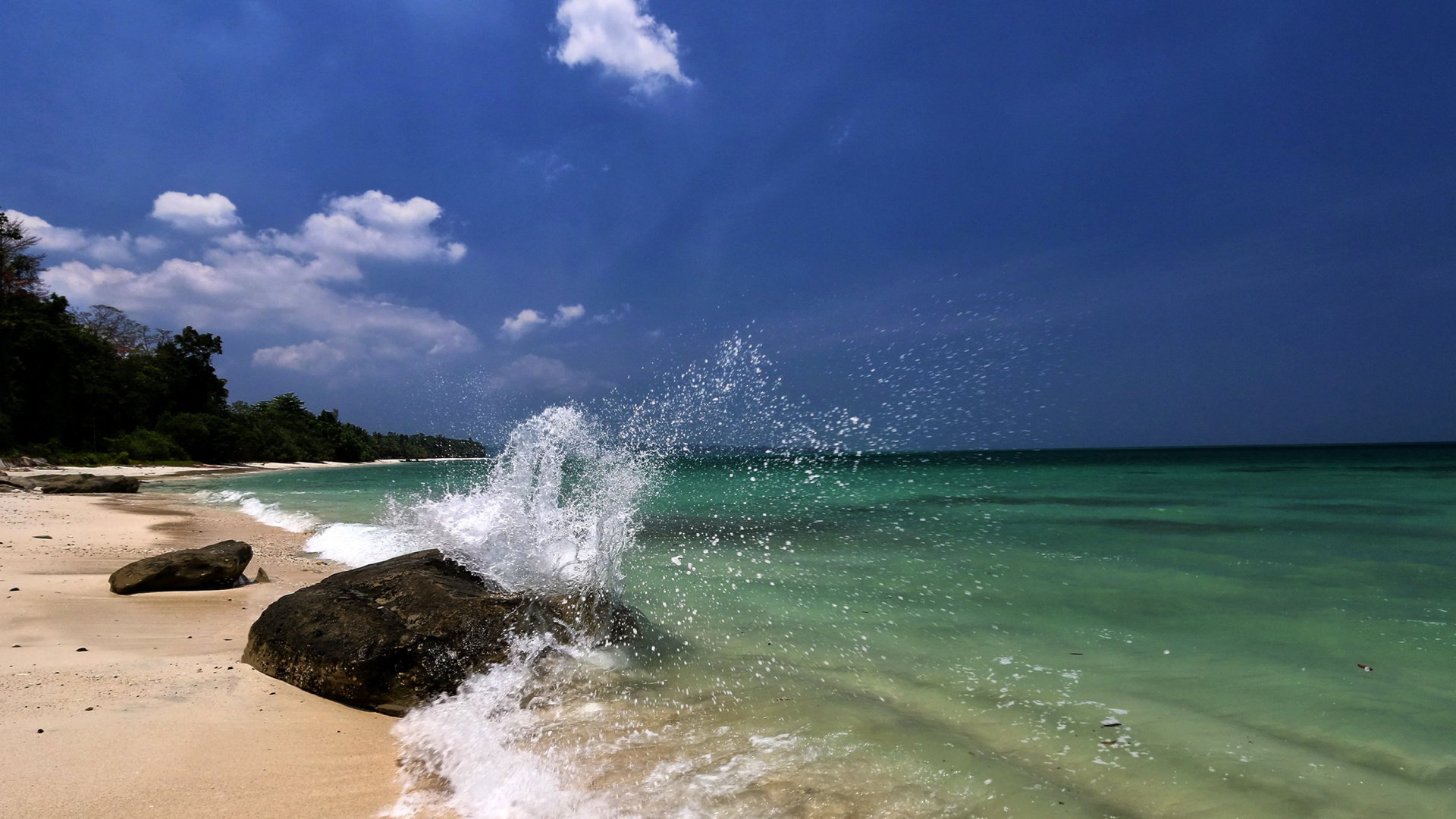 Ocean Waves Crashing on Shore During Daytime. Wallpaper in 1920x1080 Resolution
