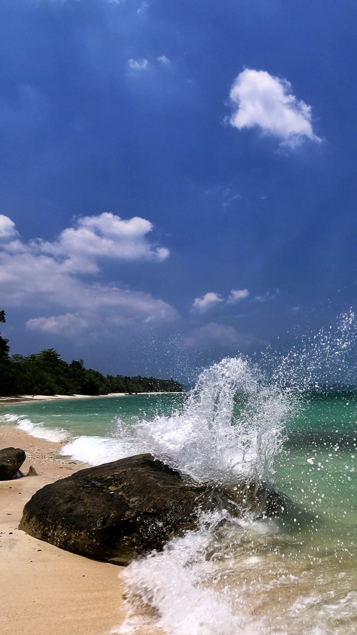 Ocean Waves Crashing on Shore During Daytime. Wallpaper in 720x1280 Resolution