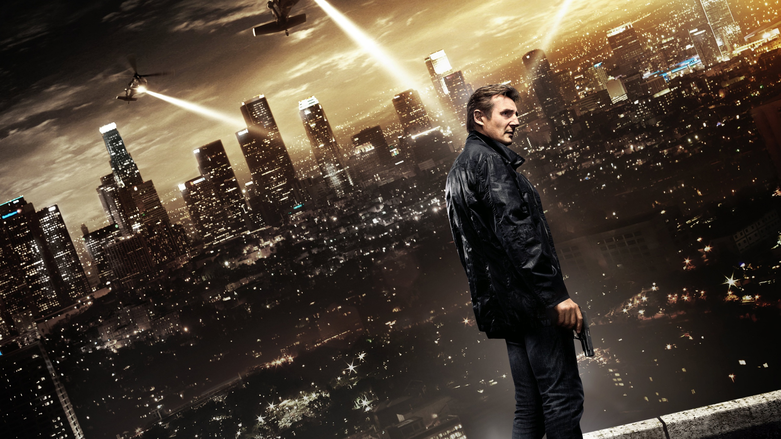 Mann in Schwarzer Lederjacke, Der Nachts Auf Der Straße Steht. Wallpaper in 2560x1440 Resolution