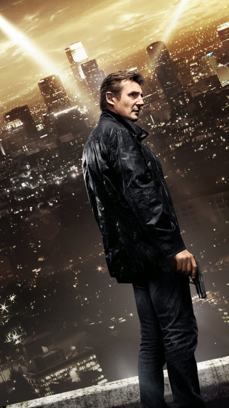 Mann in Schwarzer Lederjacke, Der Nachts Auf Der Straße Steht. Wallpaper in 750x1334 Resolution