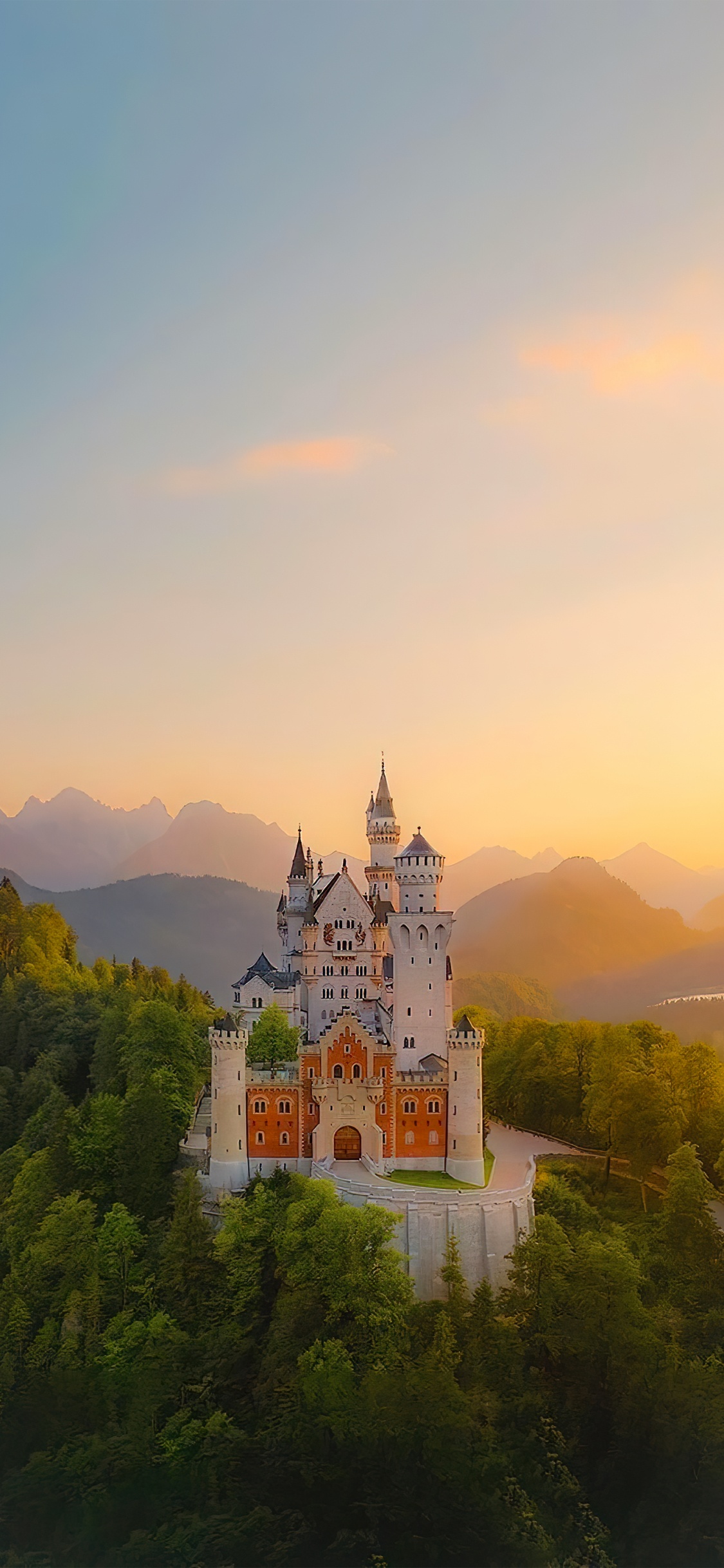 el Castillo de Neuschwanstein, Castillo, Sitio Histórico, Montaña, Edificio. Wallpaper in 1125x2436 Resolution