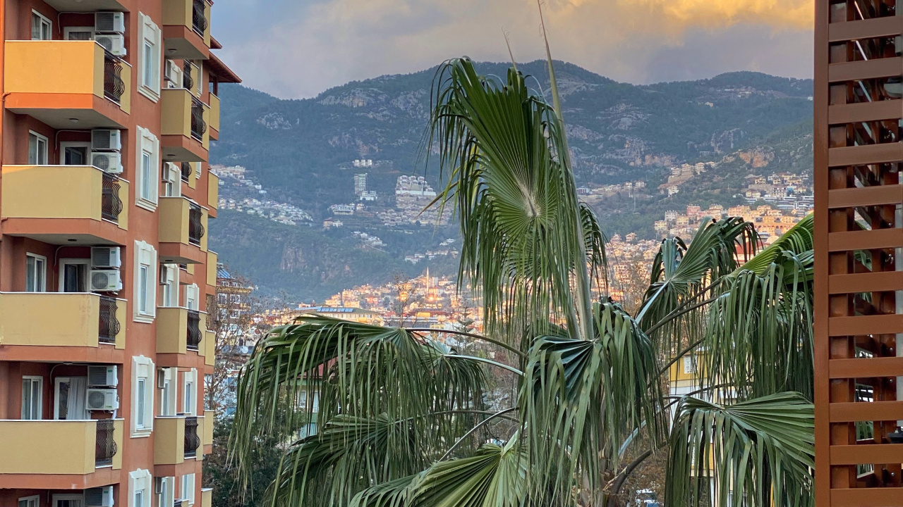 Bâtiment, Azure, Fenêtre, Tour de Bloc, Végétation. Wallpaper in 1280x720 Resolution