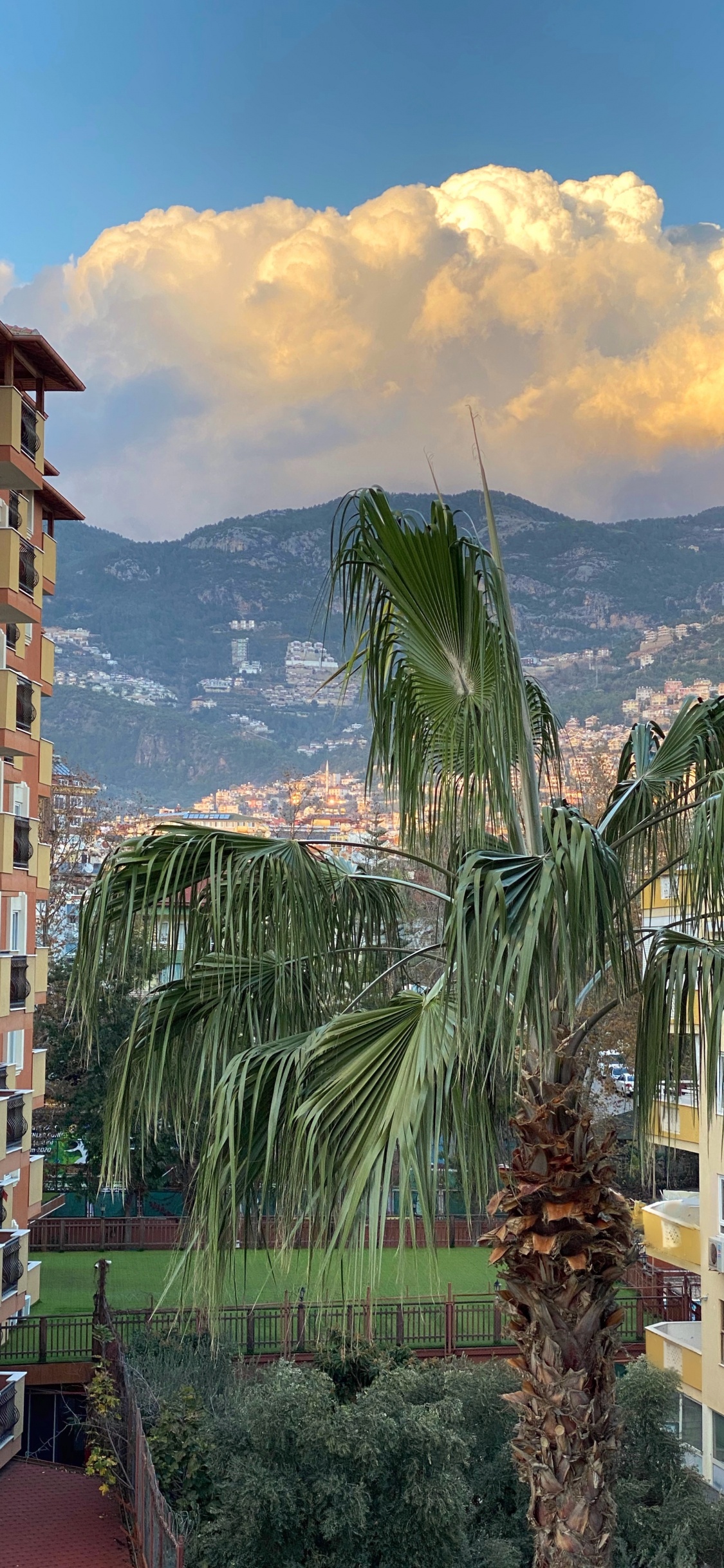 Edificio, Montaña, Azure, Ventana, Torre de Bloques. Wallpaper in 1125x2436 Resolution