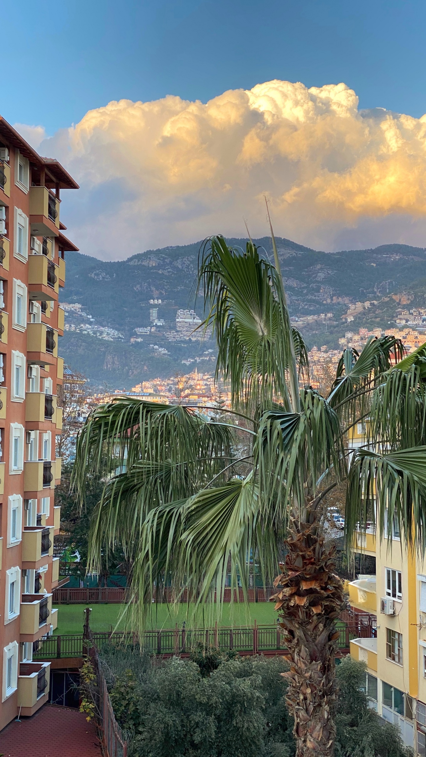 Edificio, Montaña, Azure, Ventana, Torre de Bloques. Wallpaper in 1440x2560 Resolution