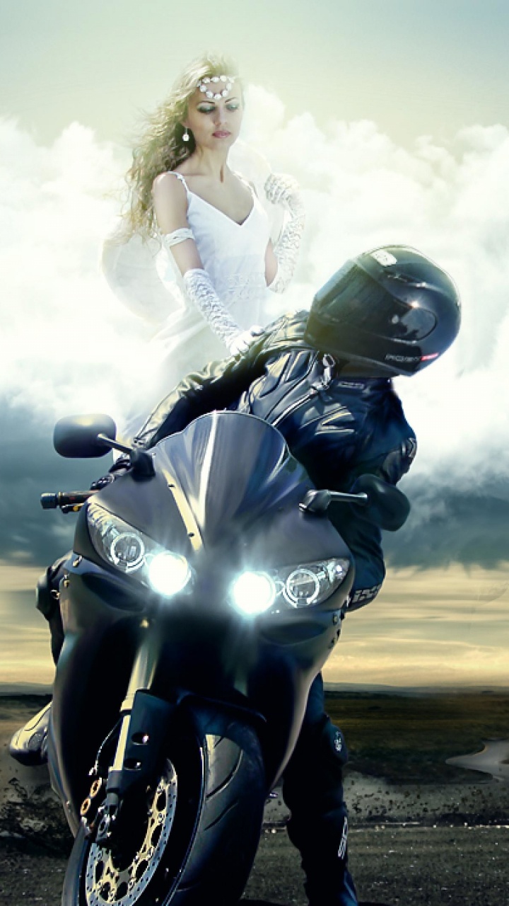 Frau in Schwarzer Lederjacke Auf Schwarzem Motorrad. Wallpaper in 720x1280 Resolution