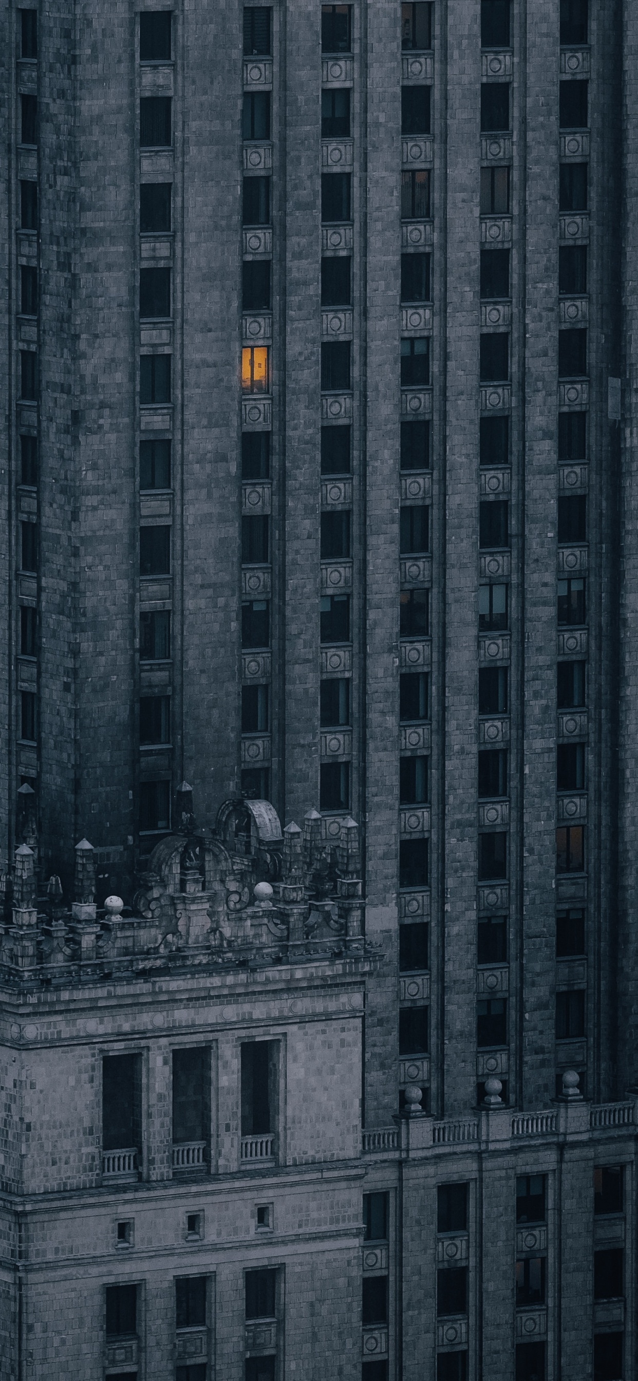 Edificio de Hormigón Gris Durante el Día. Wallpaper in 1242x2688 Resolution