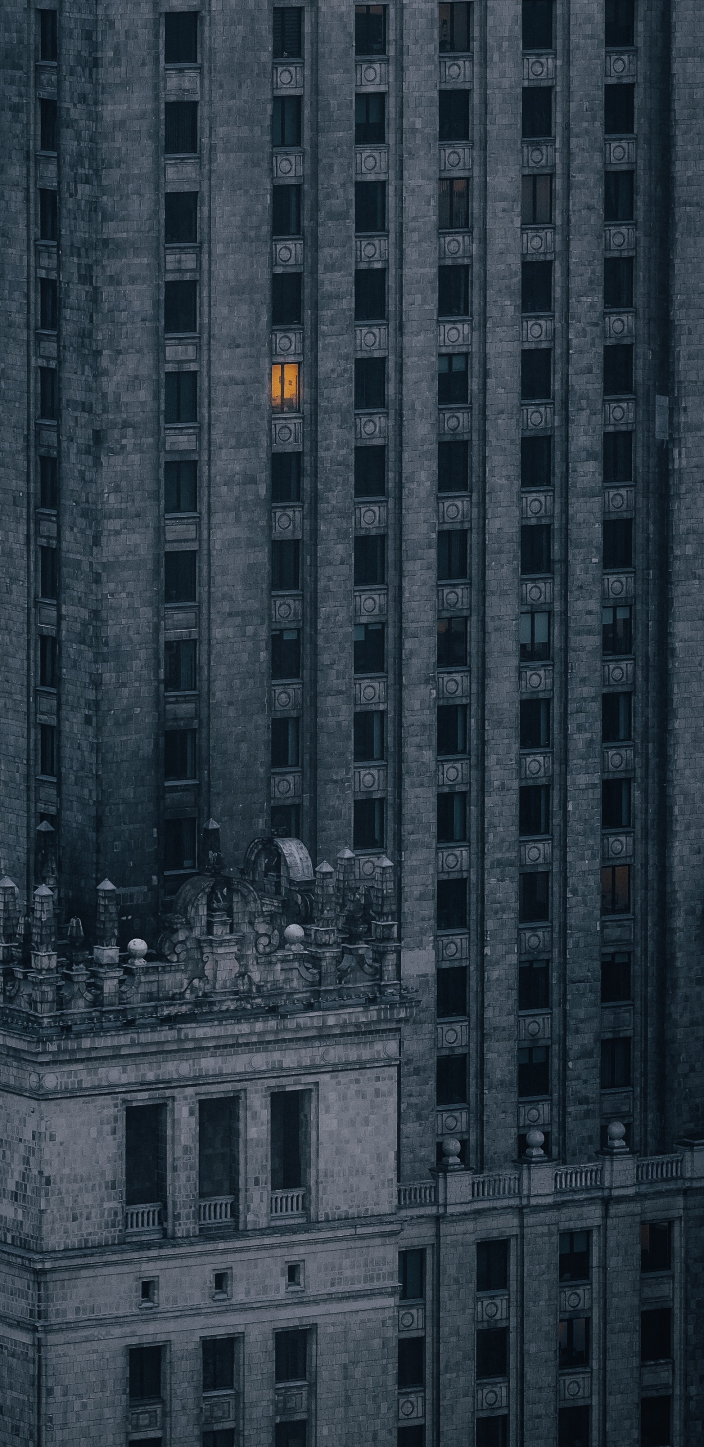 Edificio de Hormigón Gris Durante el Día. Wallpaper in 1440x2960 Resolution