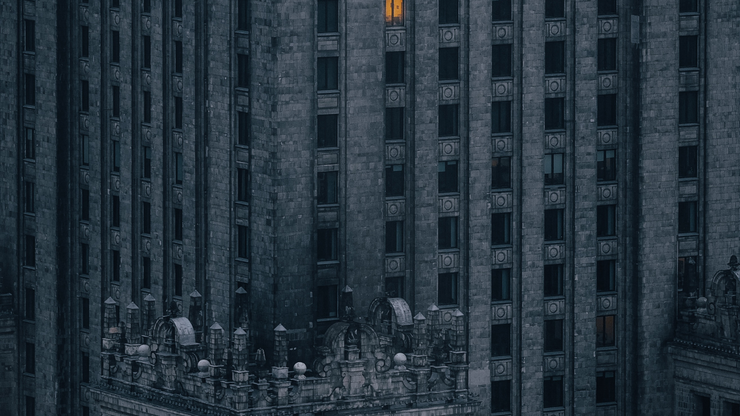 Edificio de Hormigón Gris Durante el Día. Wallpaper in 2560x1440 Resolution