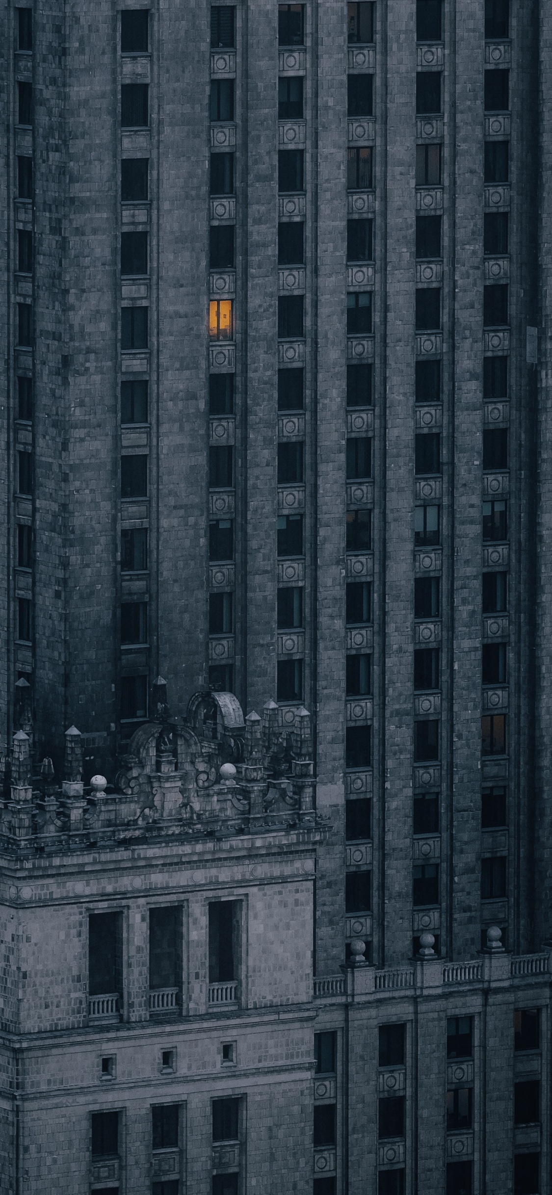 Gray Concrete Building During Daytime. Wallpaper in 1125x2436 Resolution