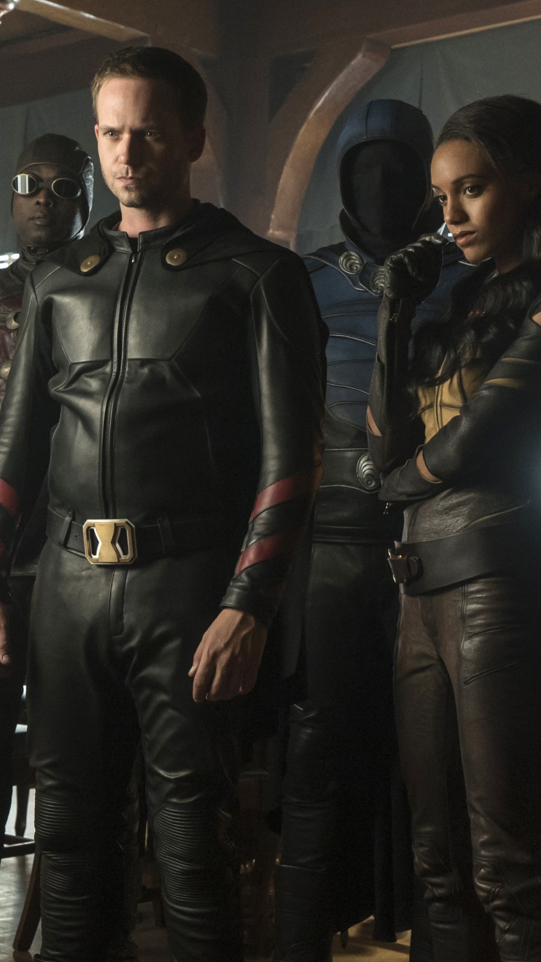 3 Hommes et 2 Femmes Côte à Côte. Wallpaper in 1080x1920 Resolution