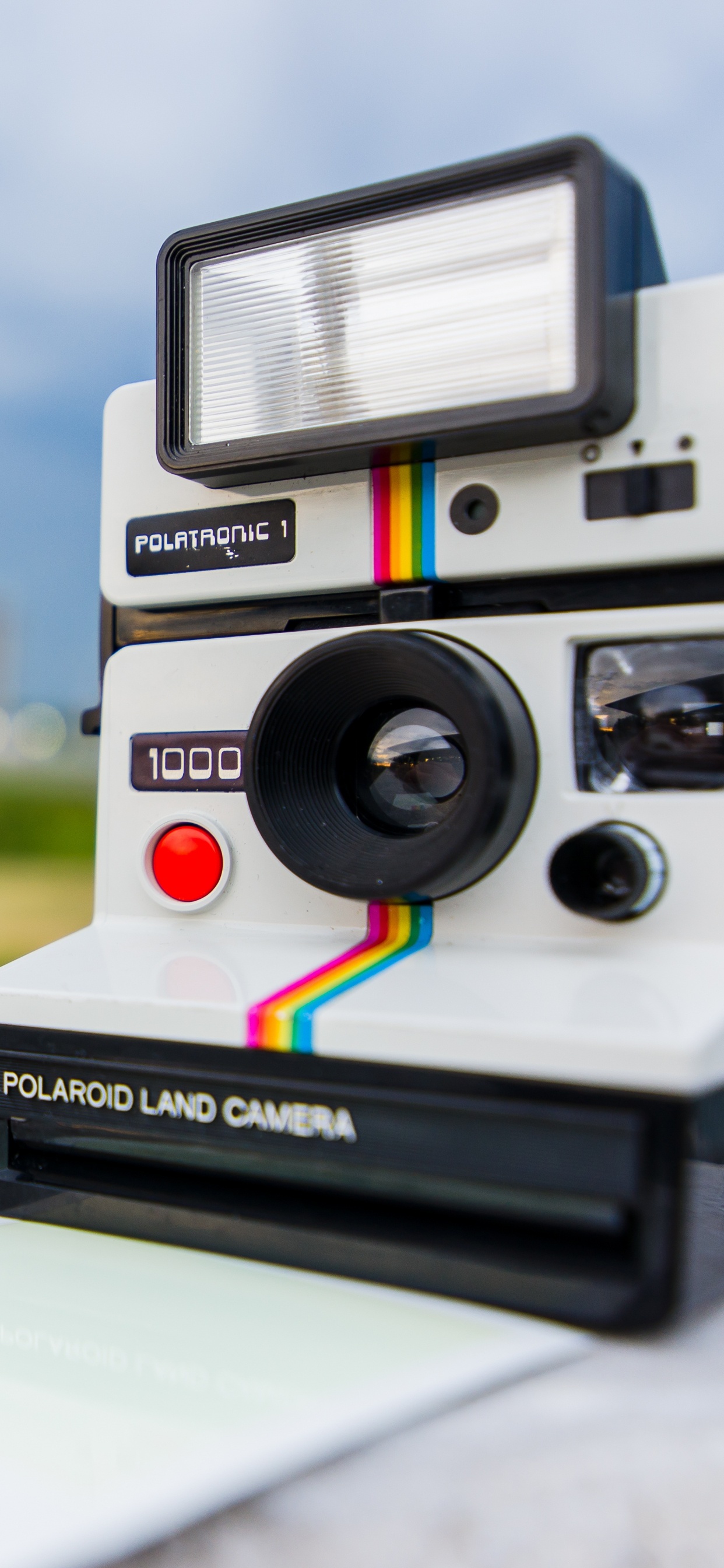 Cámara Polaroid en Blanco y Negro Sobre Mesa Blanca. Wallpaper in 1242x2688 Resolution