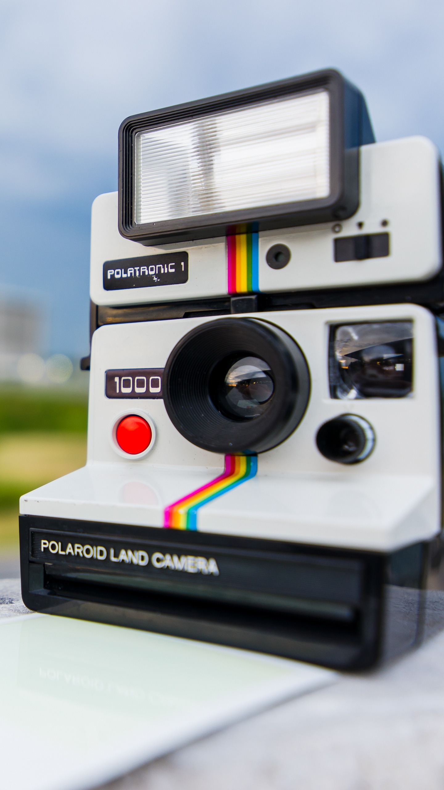 Cámara Polaroid en Blanco y Negro Sobre Mesa Blanca. Wallpaper in 1440x2560 Resolution