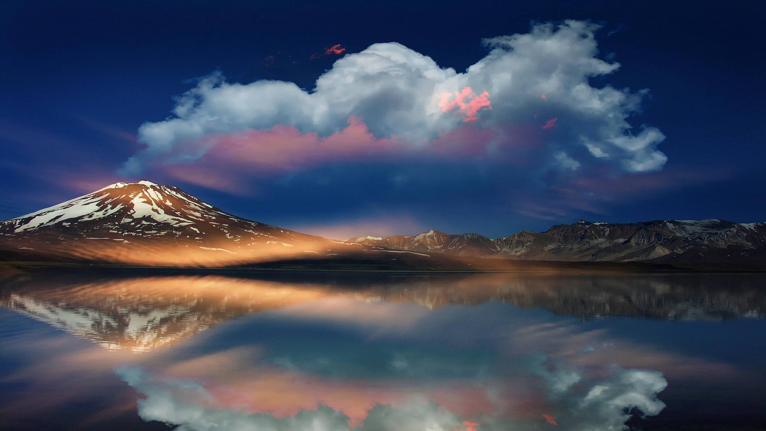 Plan D'eau Près de la Montagne Sous un Ciel Bleu Pendant la Journée. Wallpaper in 2560x1440 Resolution