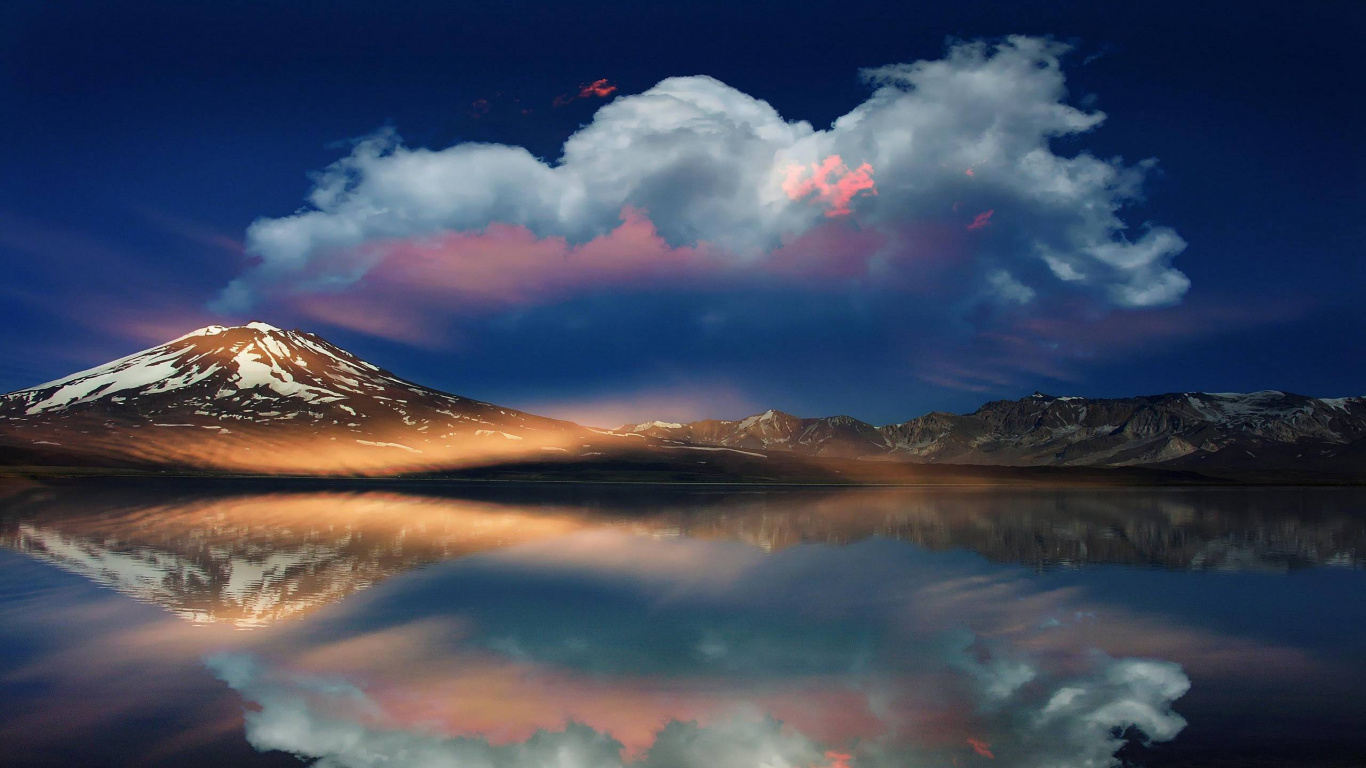 Gewässer in Der Nähe Des Berges Unter Blauem Himmel Tagsüber. Wallpaper in 1366x768 Resolution