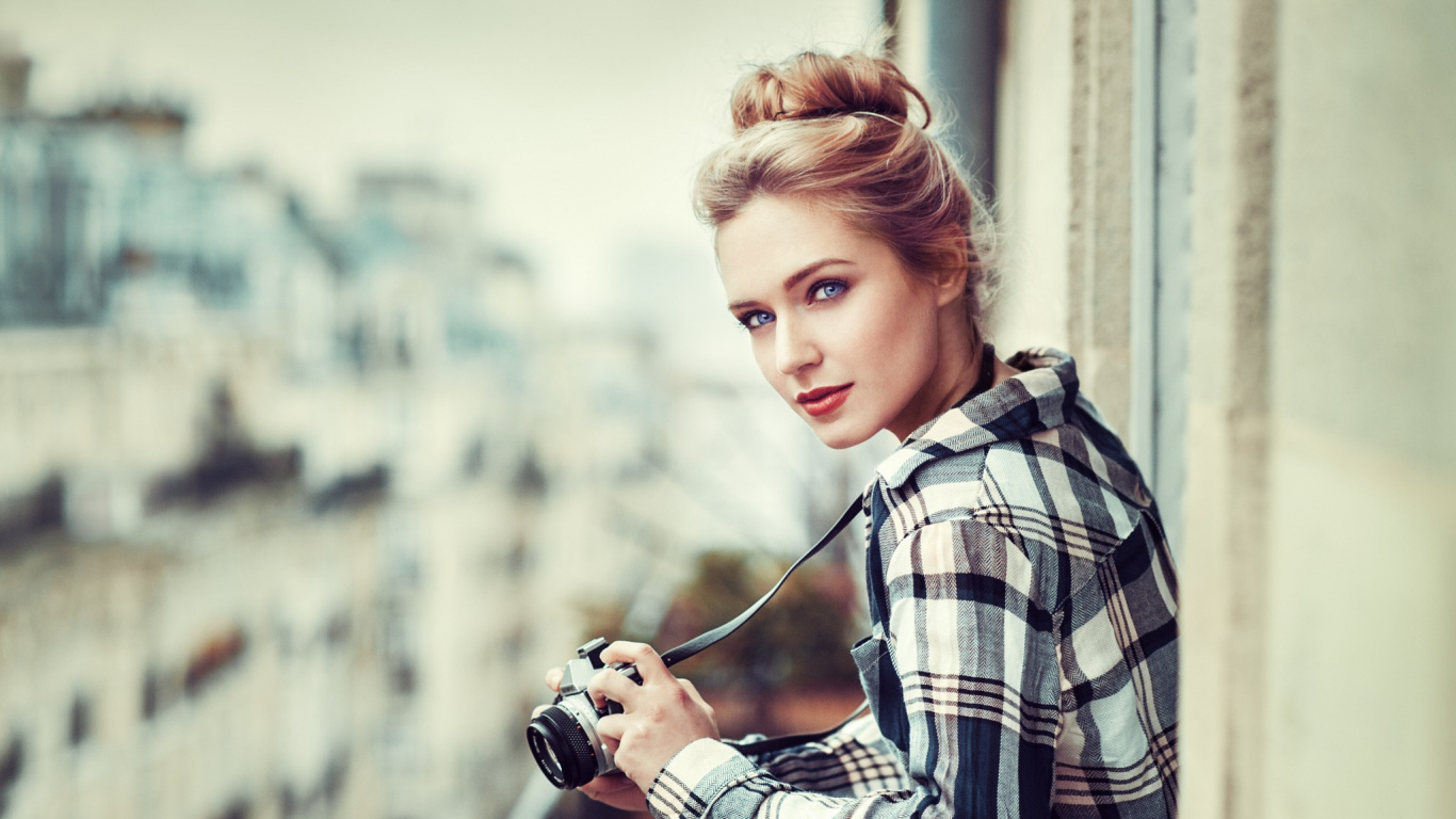 Caméra, Plaid, Mode, Coiffure, Modèle de Mode. Wallpaper in 1366x768 Resolution
