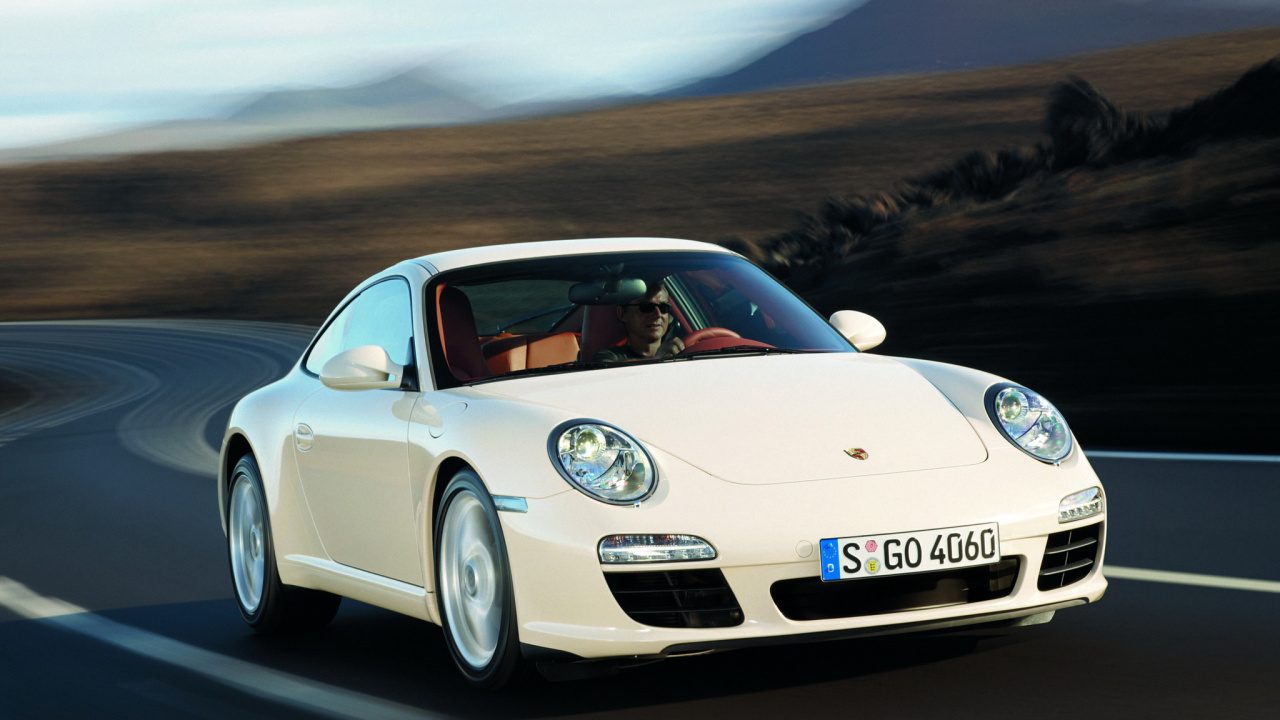 Porsche 911 Blanco en la Carretera Durante el Día. Wallpaper in 1280x720 Resolution