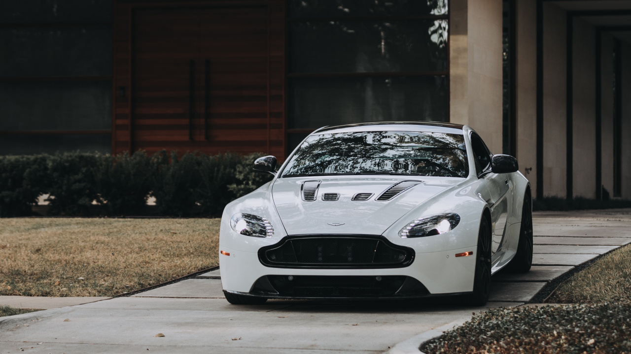 Porsche 911 Blanco Estacionado Frente al Edificio de Hormigón Blanco y Marrón. Wallpaper in 1280x720 Resolution