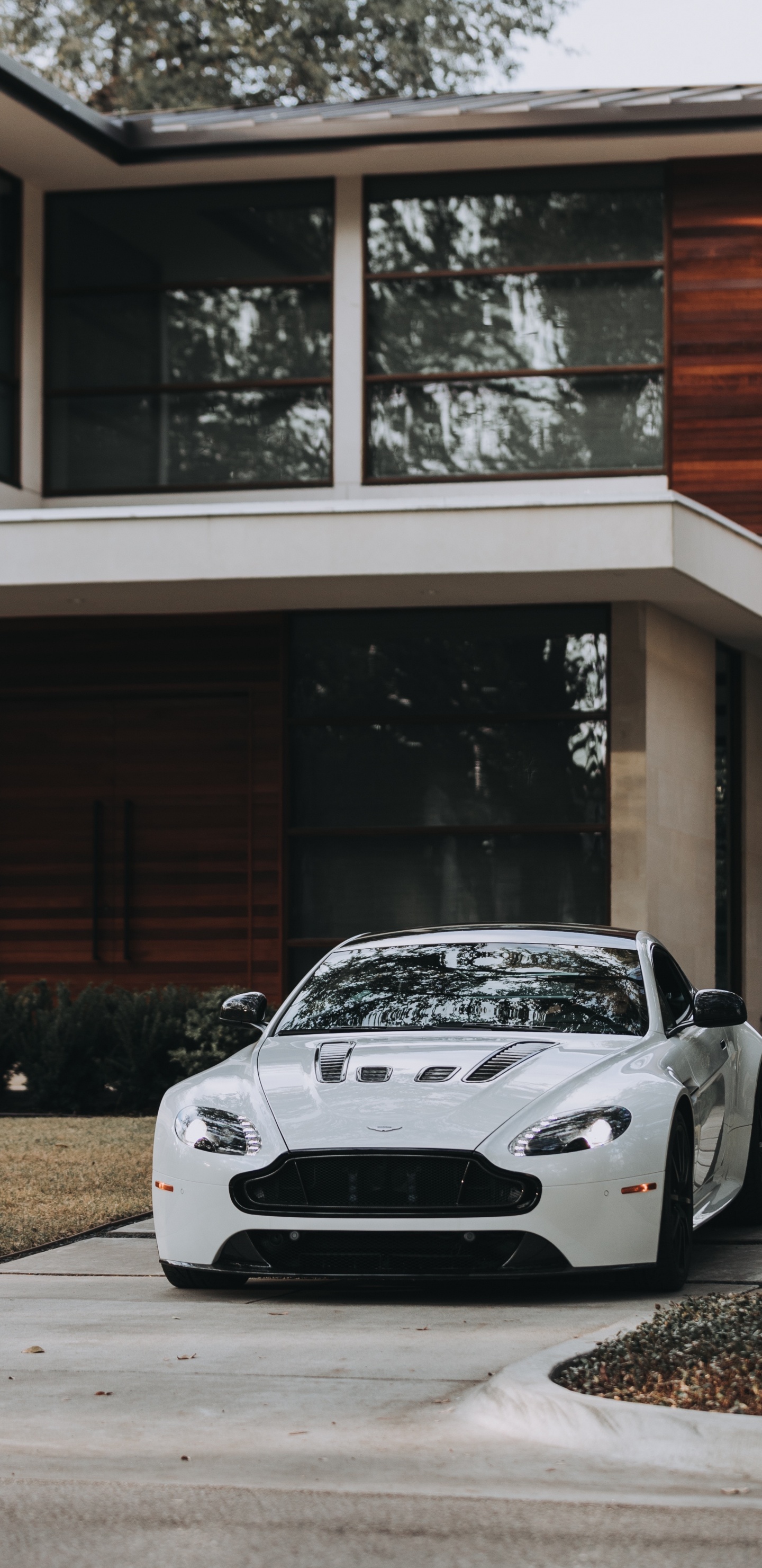 Porsche 911 Blanco Estacionado Frente al Edificio de Hormigón Blanco y Marrón. Wallpaper in 1440x2960 Resolution