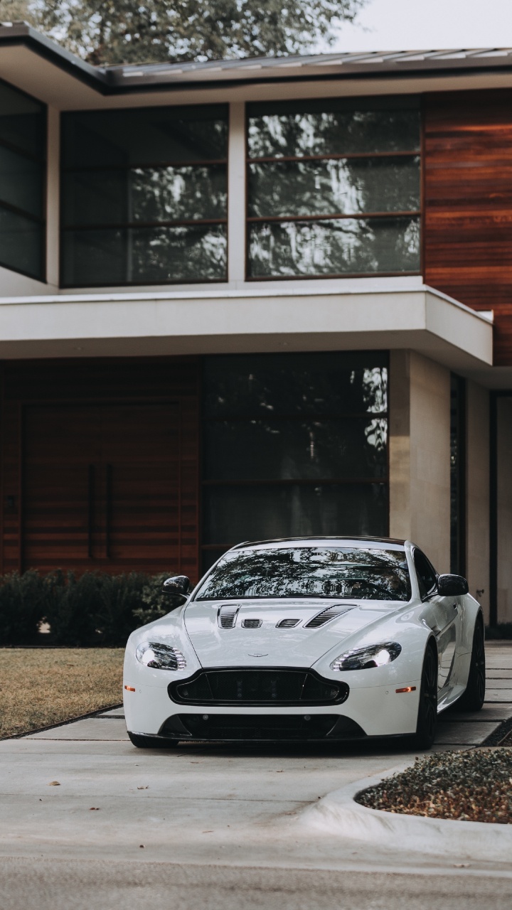 Porsche 911 Blanco Estacionado Frente al Edificio de Hormigón Blanco y Marrón. Wallpaper in 720x1280 Resolution