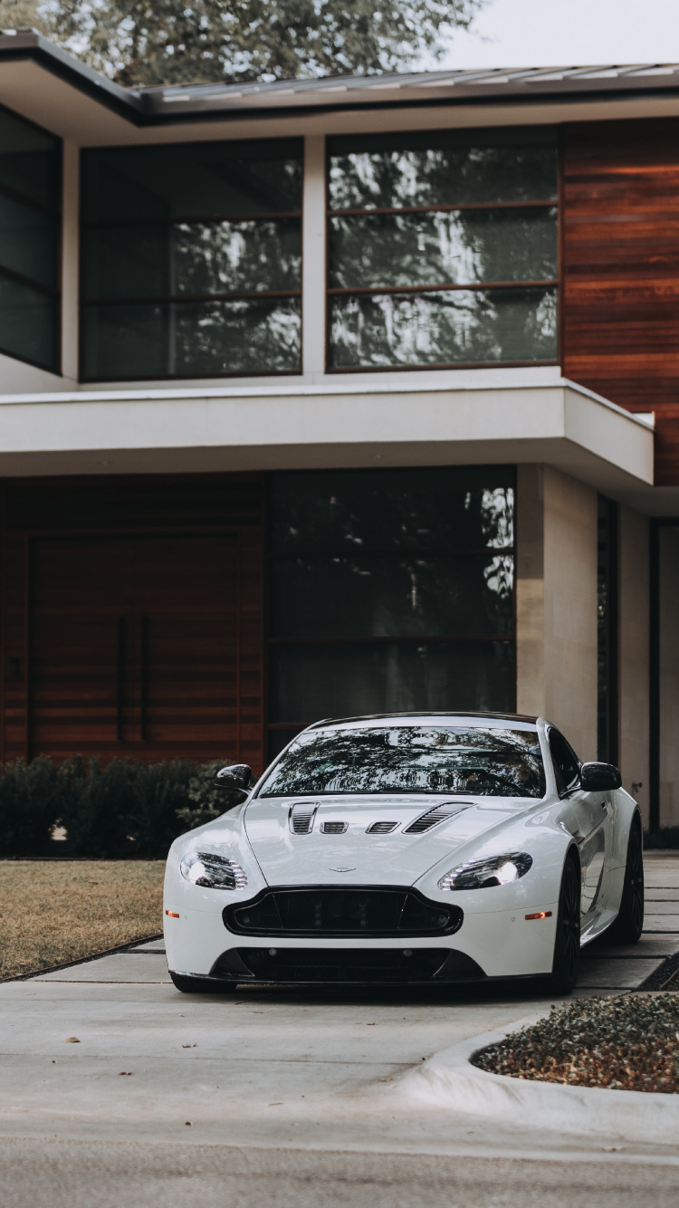 Weißer Porsche 911 Vor Braun-weißem Betongebäude Geparkt. Wallpaper in 750x1334 Resolution