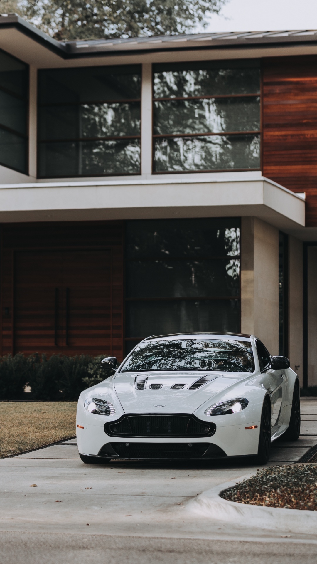 Porsche 911 Blanche Garée Devant un Bâtiment en Béton Marron et Blanc. Wallpaper in 1080x1920 Resolution