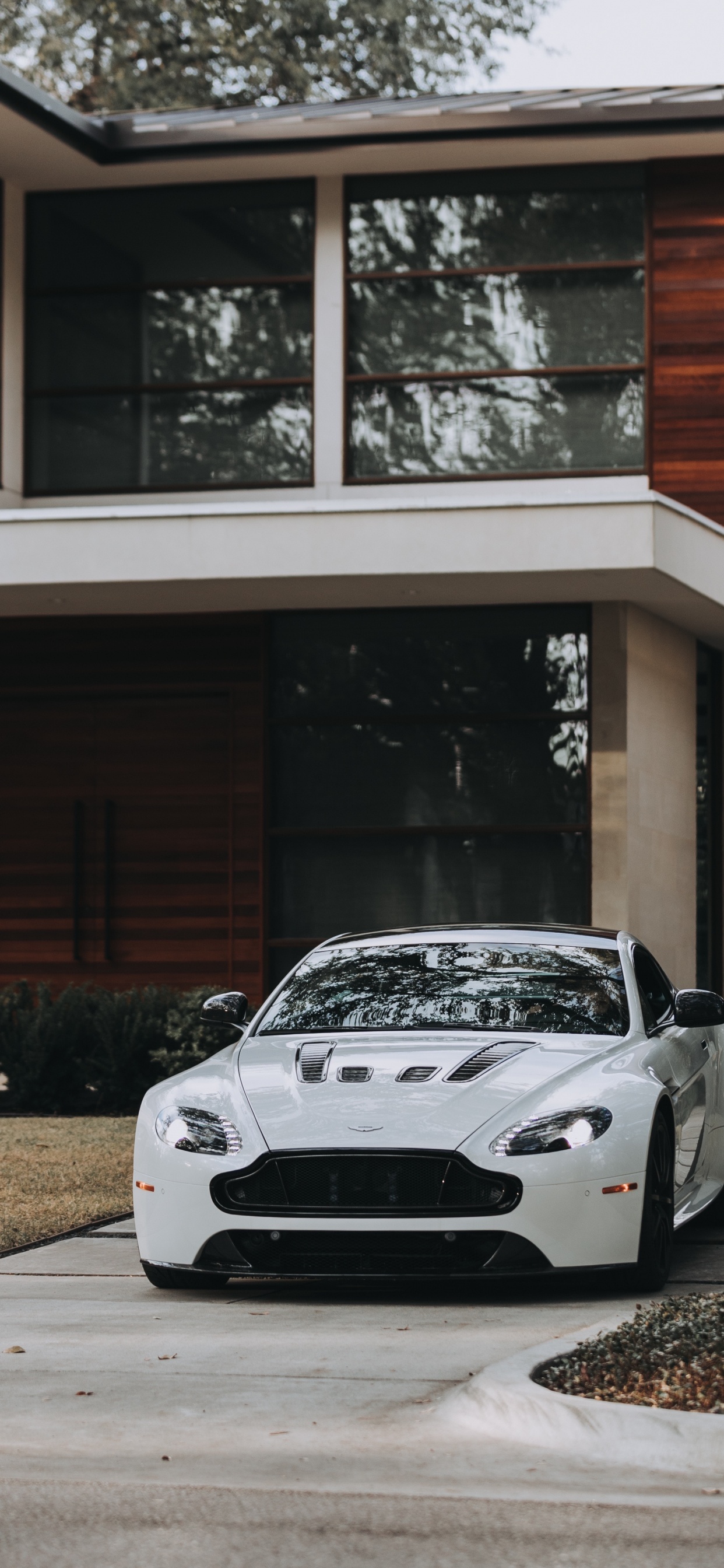 Porsche 911 Blanche Garée Devant un Bâtiment en Béton Marron et Blanc. Wallpaper in 1242x2688 Resolution