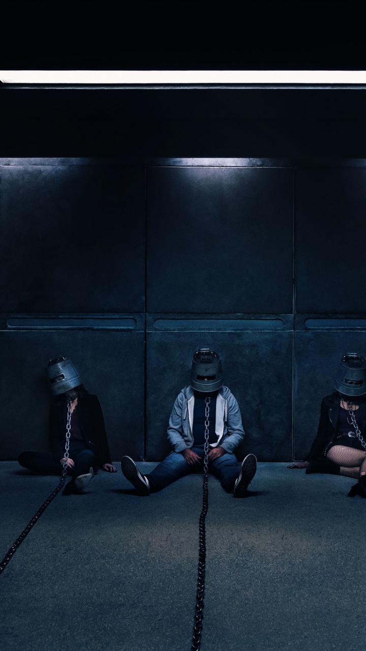 3 Männer Sitzen Auf Blauem Boden. Wallpaper in 720x1280 Resolution