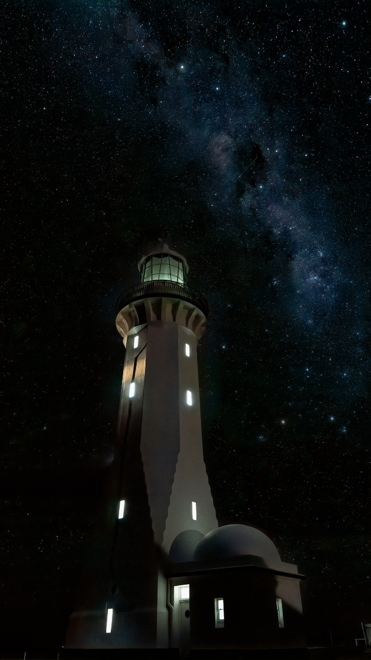 Faro Blanco y Negro Bajo la Noche Estrellada. Wallpaper in 750x1334 Resolution