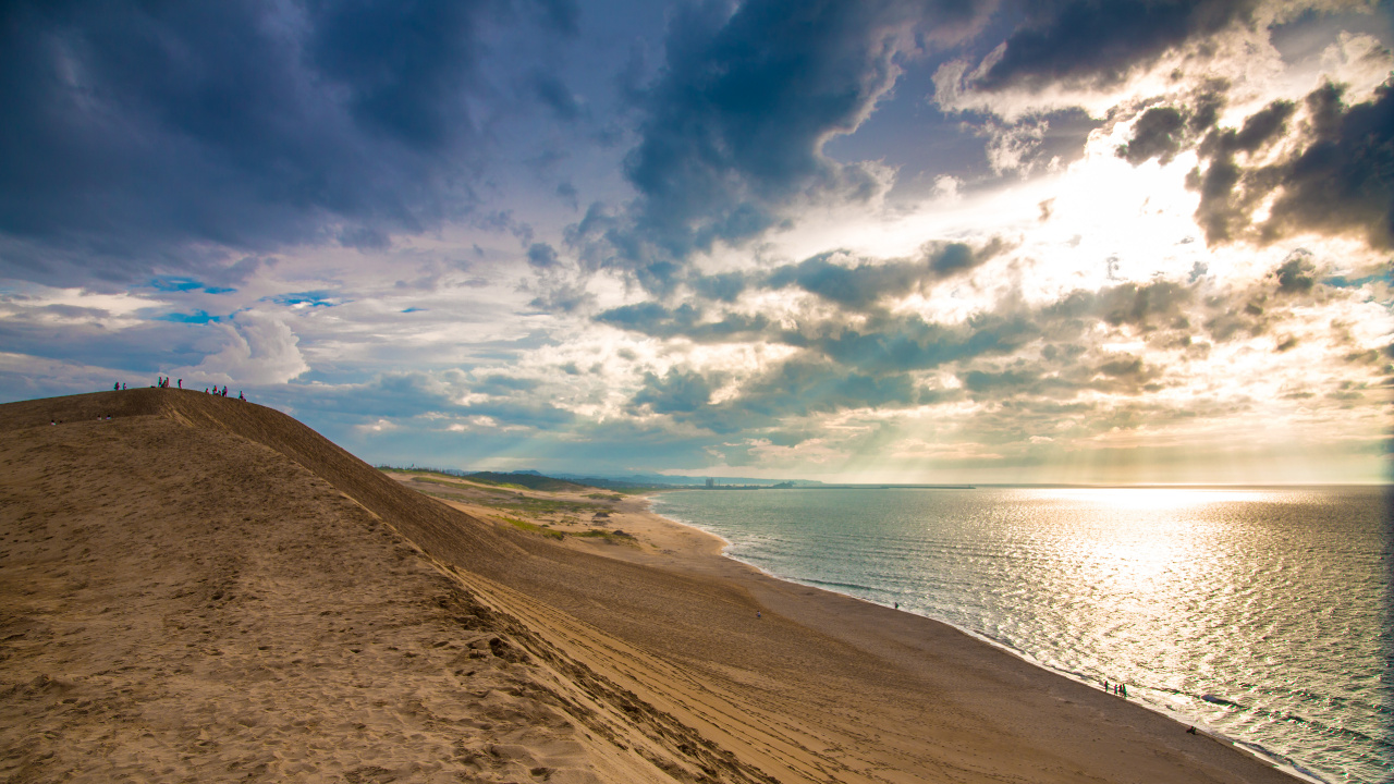 Brauner Sand in Der Nähe Von Gewässern Unter Blauem Himmel Und Weißen Wolken Tagsüber. Wallpaper in 1280x720 Resolution