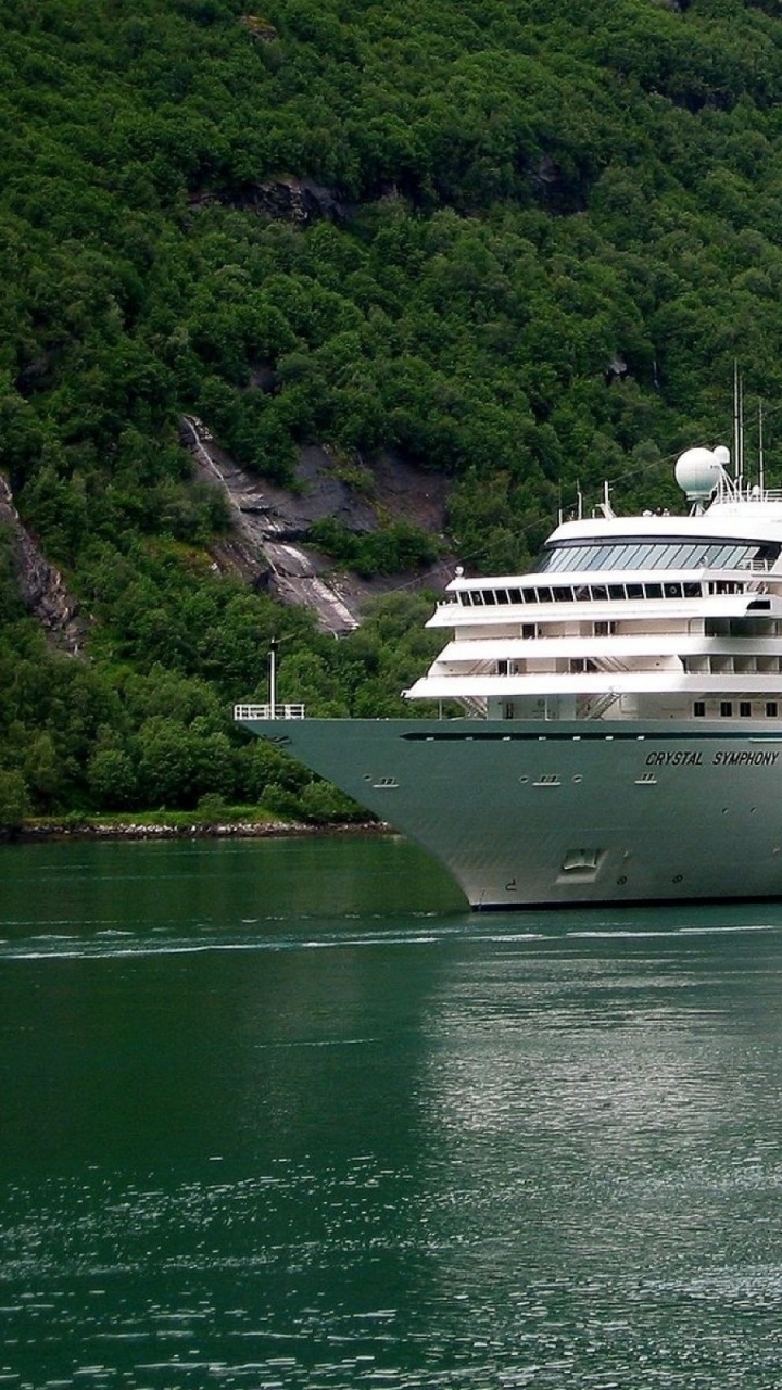 Bateau de Croisière Blanc Sur le Plan D'eau Pendant la Journée. Wallpaper in 720x1280 Resolution