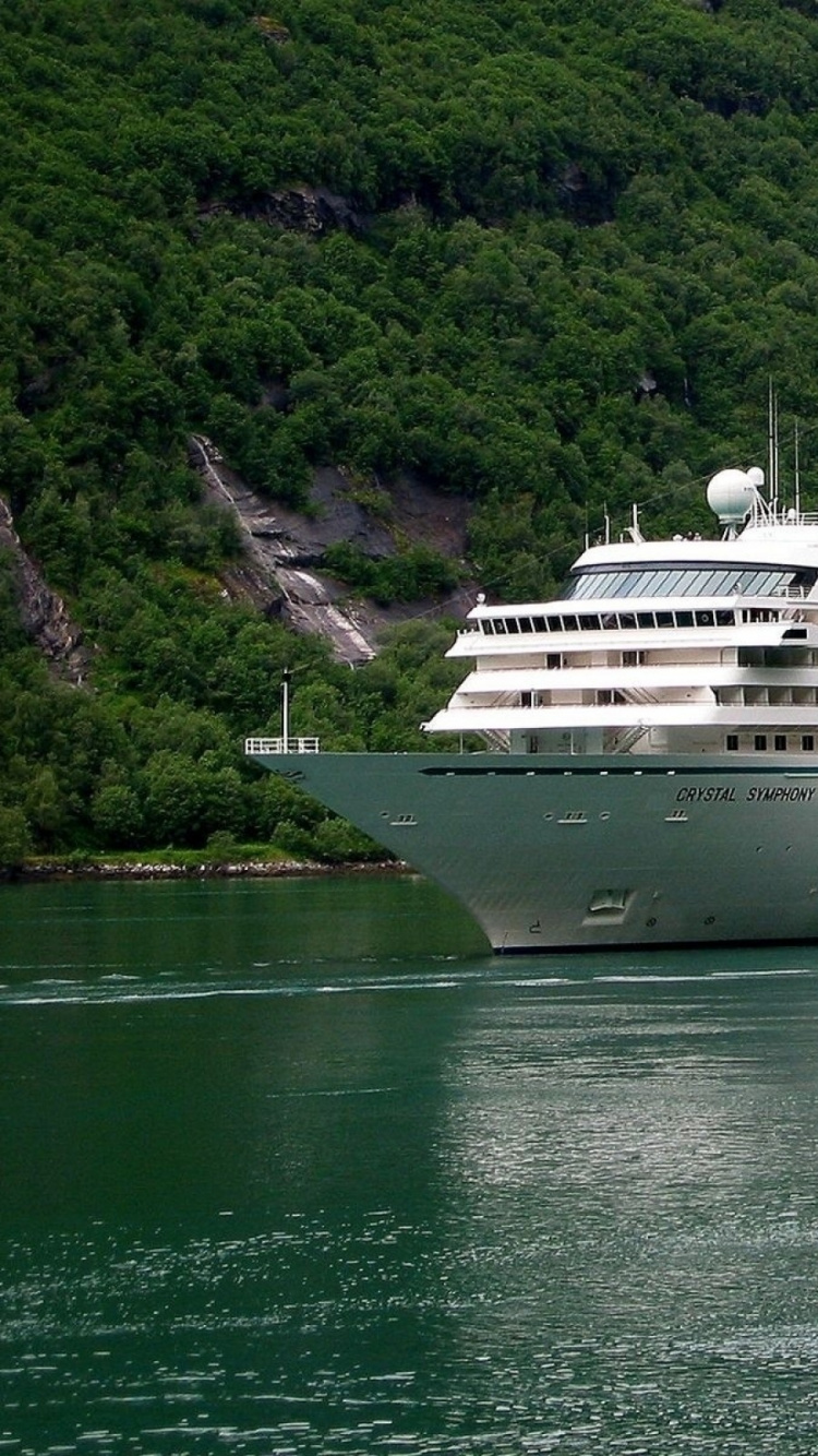 Crucero Blanco Sobre el Cuerpo de Agua Durante el Día. Wallpaper in 750x1334 Resolution