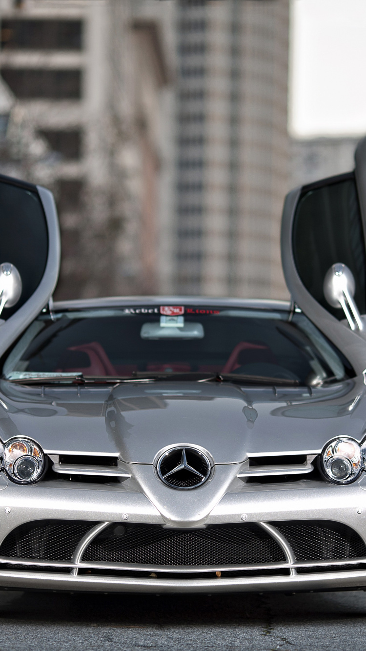 Silbernes Mercedes Benz Auto Vor Braunem Backsteingebäude. Wallpaper in 750x1334 Resolution