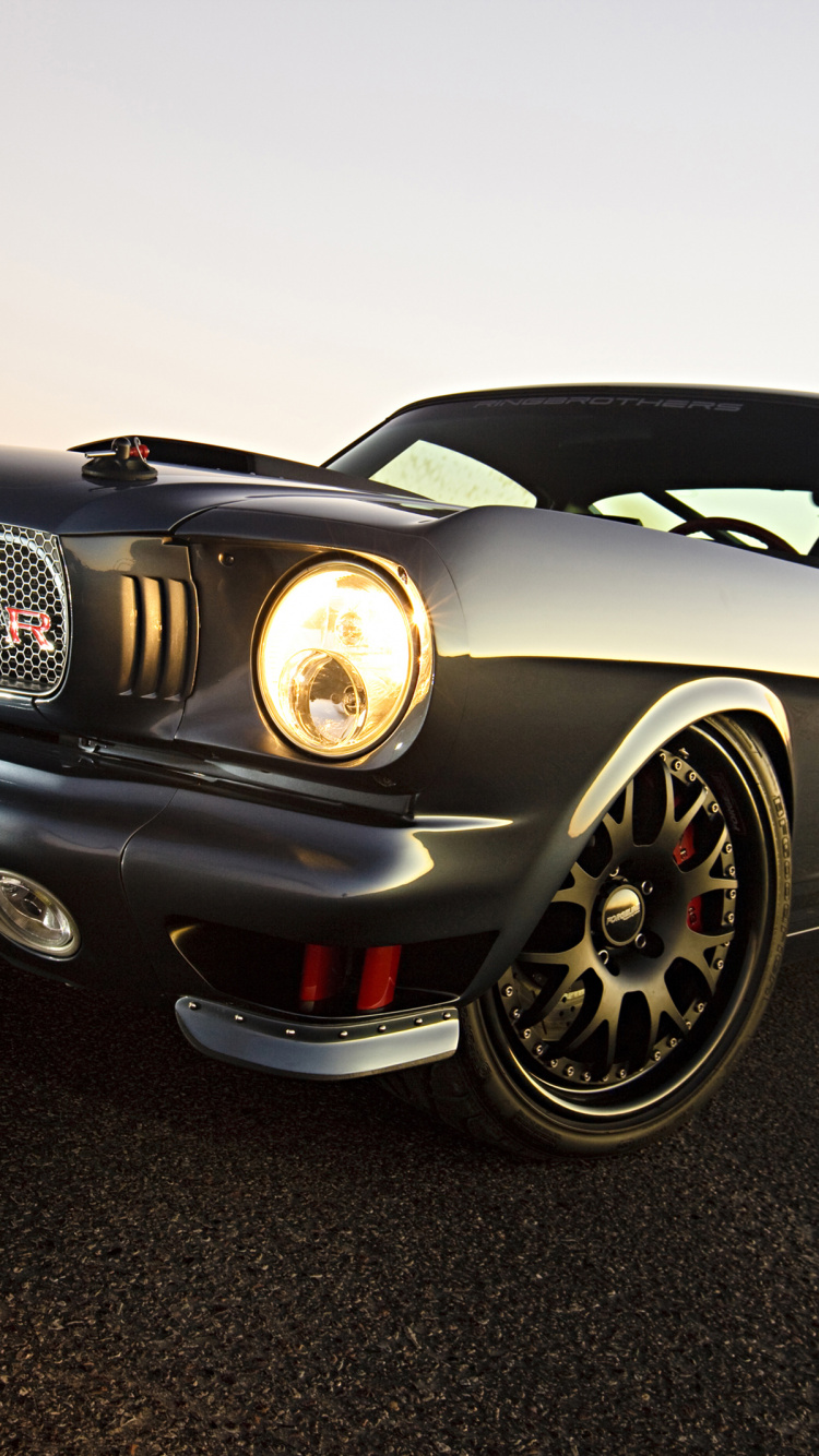 Mercedes Benz Coupe Negro Sobre Fondo Negro. Wallpaper in 750x1334 Resolution